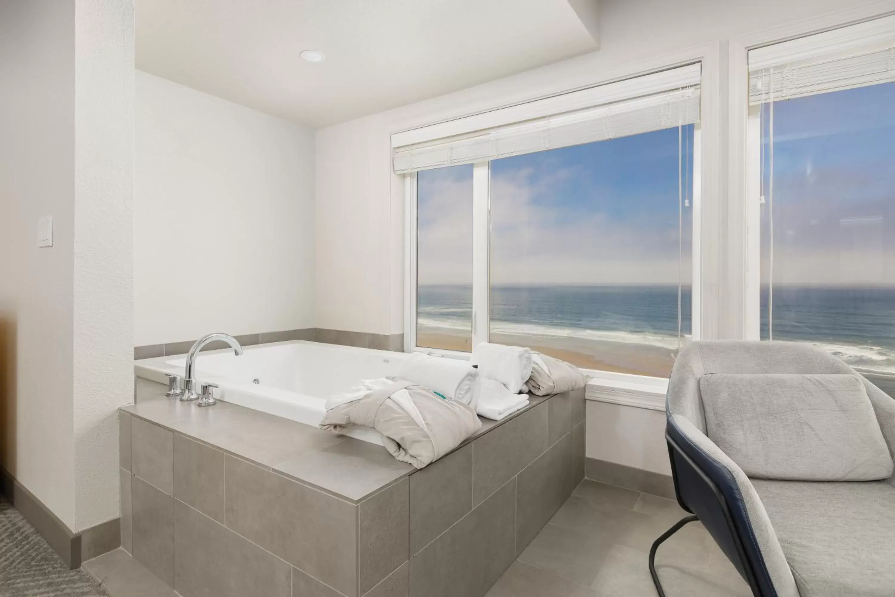 Hot Tub, Bathroom in Surfland Hotel