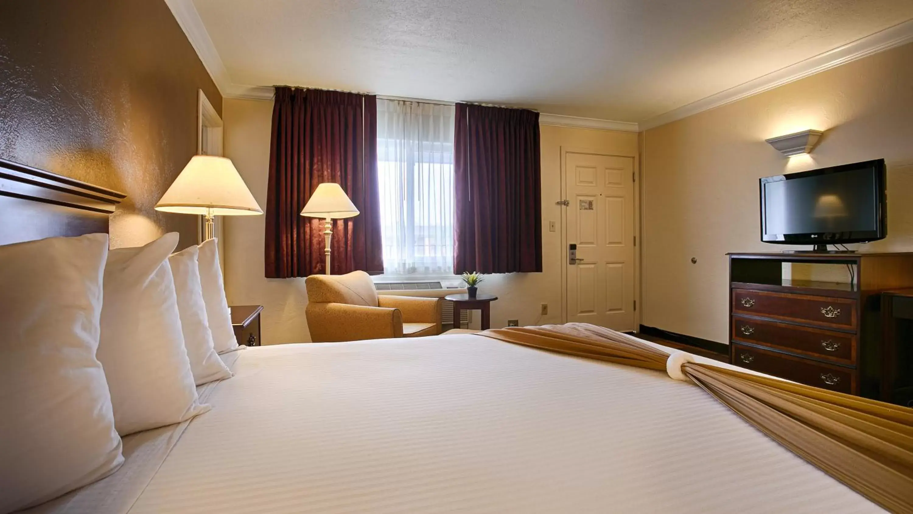 Bed in Days Inn & Suites by Wyndham Lodi