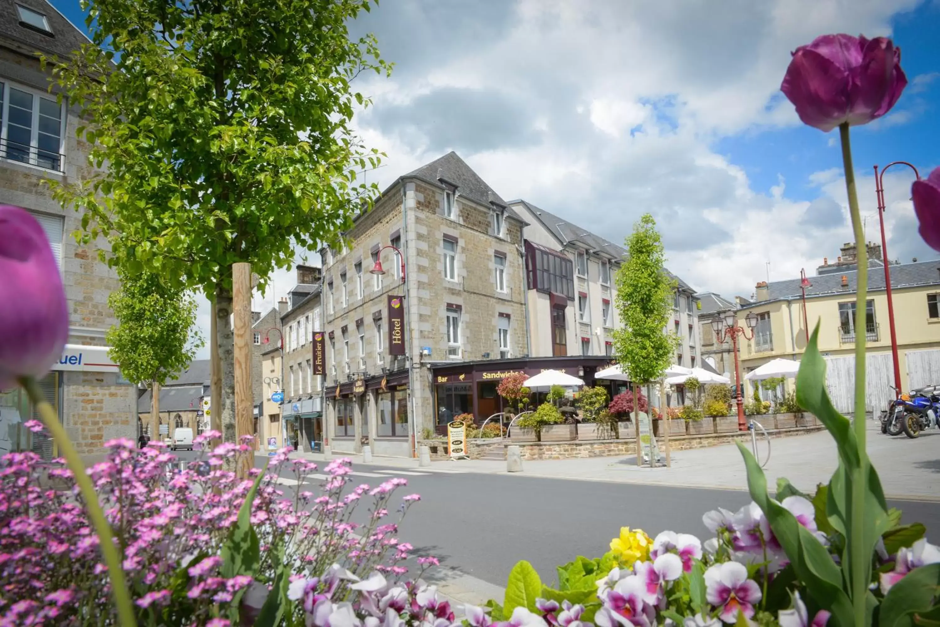 Property building in Logis Hôtel Restaurant Le Fruitier