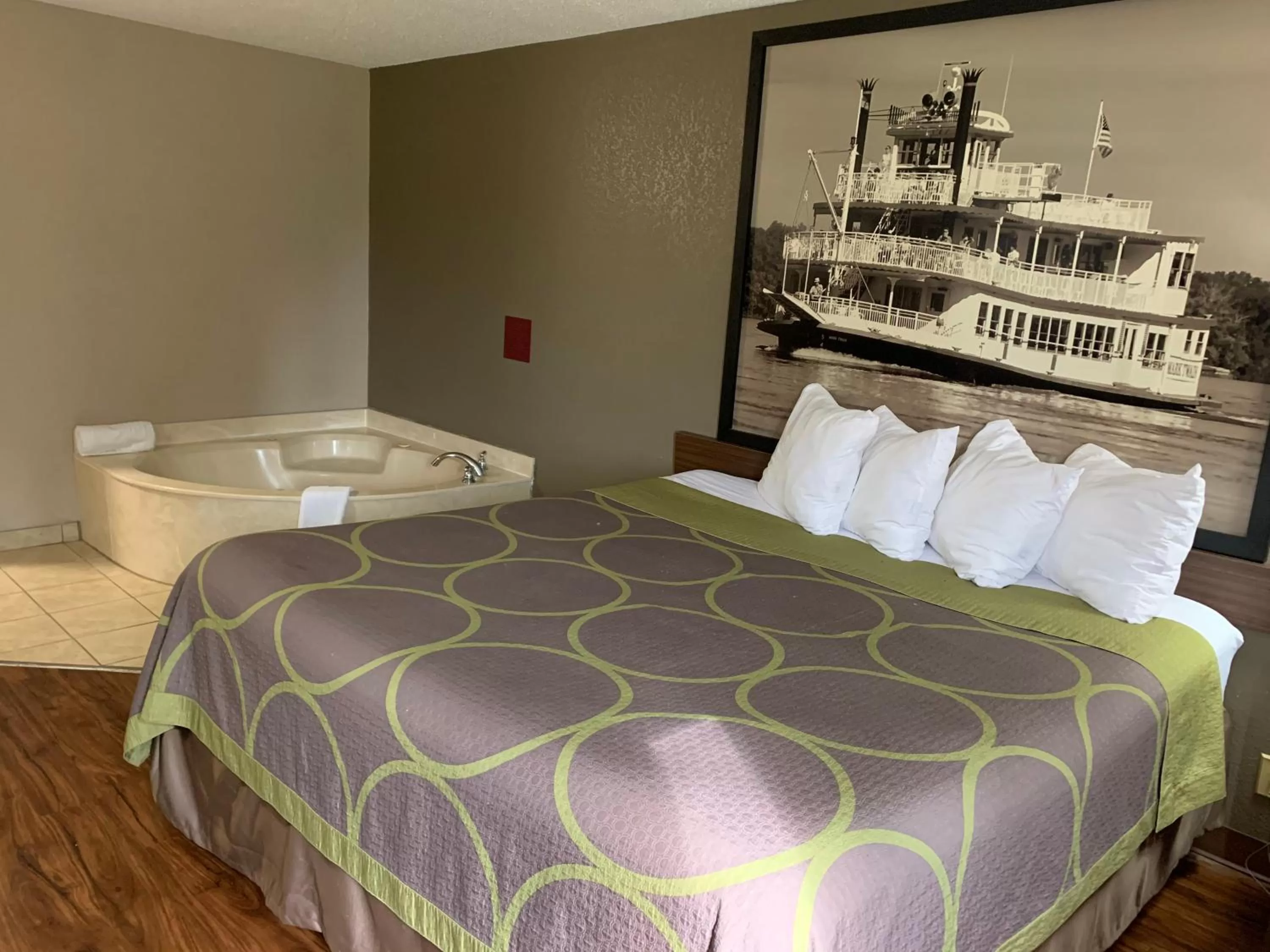 Photo of the whole room, Bed in Super 8 by Wyndham Hernando