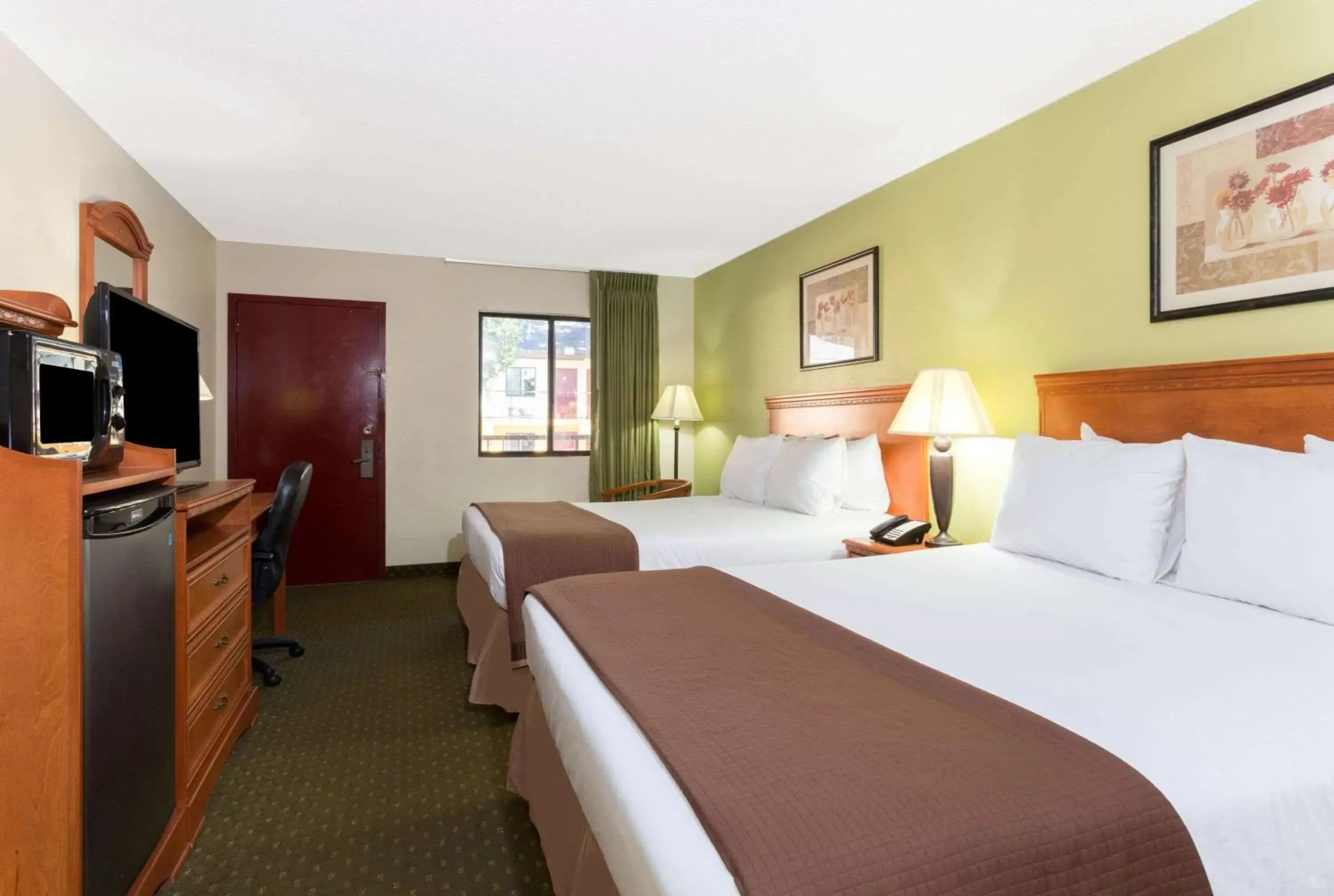 Photo of the whole room, Bed in Howard Johnson by Wyndham Tallahassee