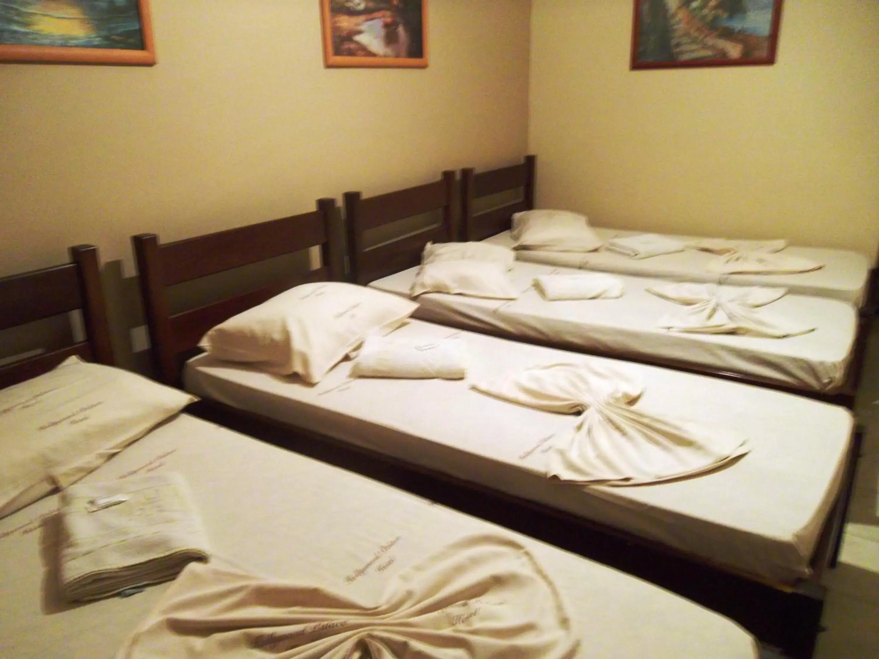 Quadruple Room in Hollywood Palace Hotel Quadruple Room in Hollywood Palace Hotel