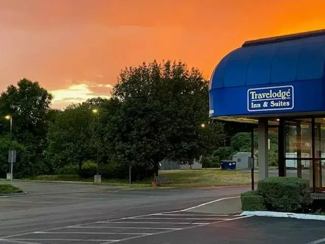 Sunset, Property Building in Travelodge Inn & Suites by Wyndham Albany