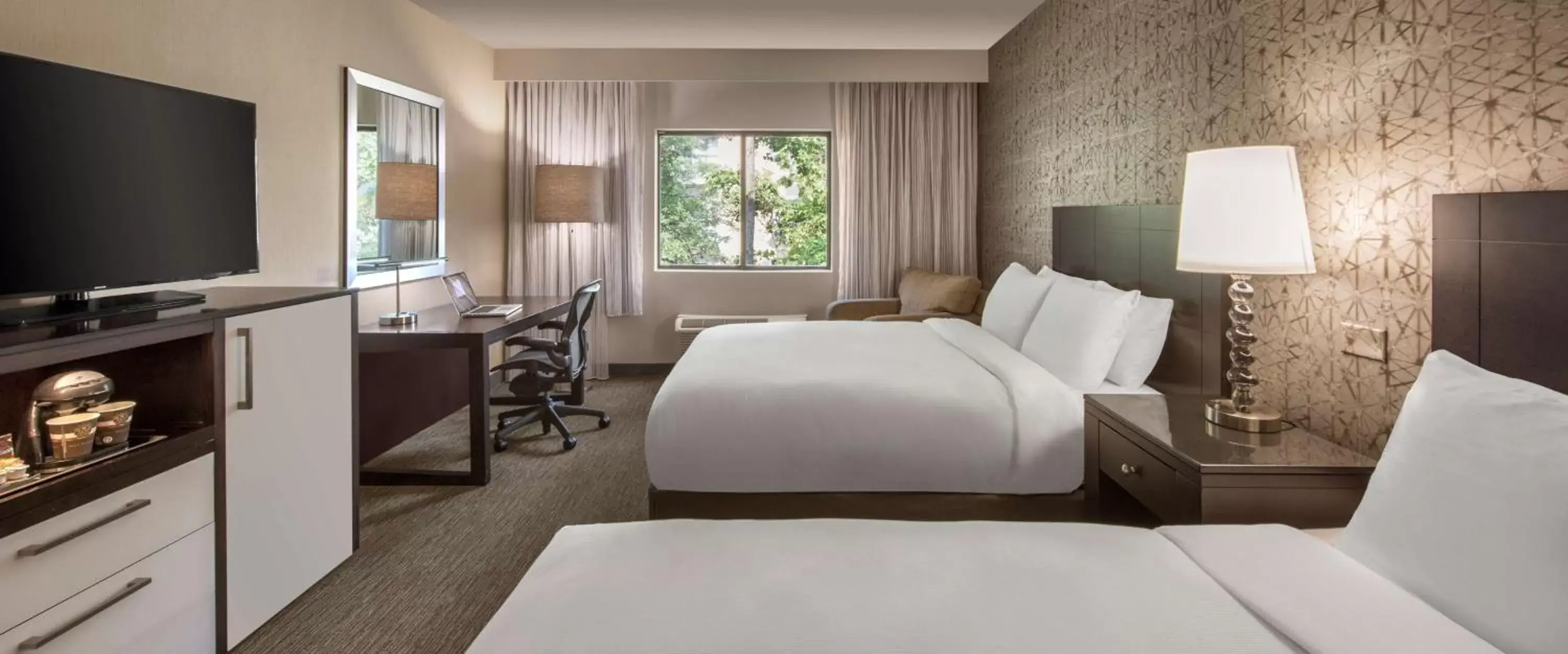 Bedroom, TV/Entertainment Center in DoubleTree by Hilton Hotel Chicago Wood Dale - Elk Grove