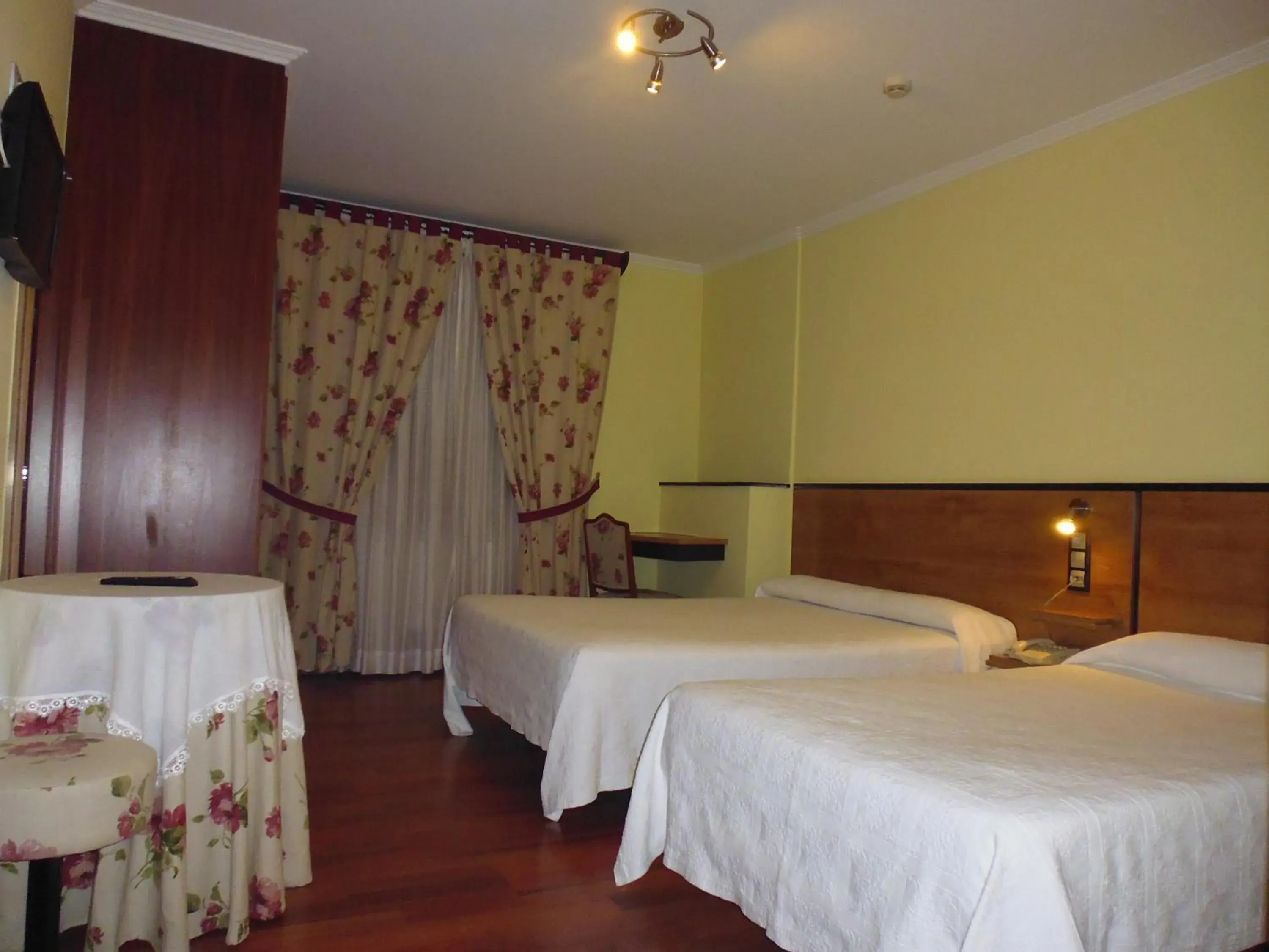 Bedroom, Bed in Cruceiro do Monte