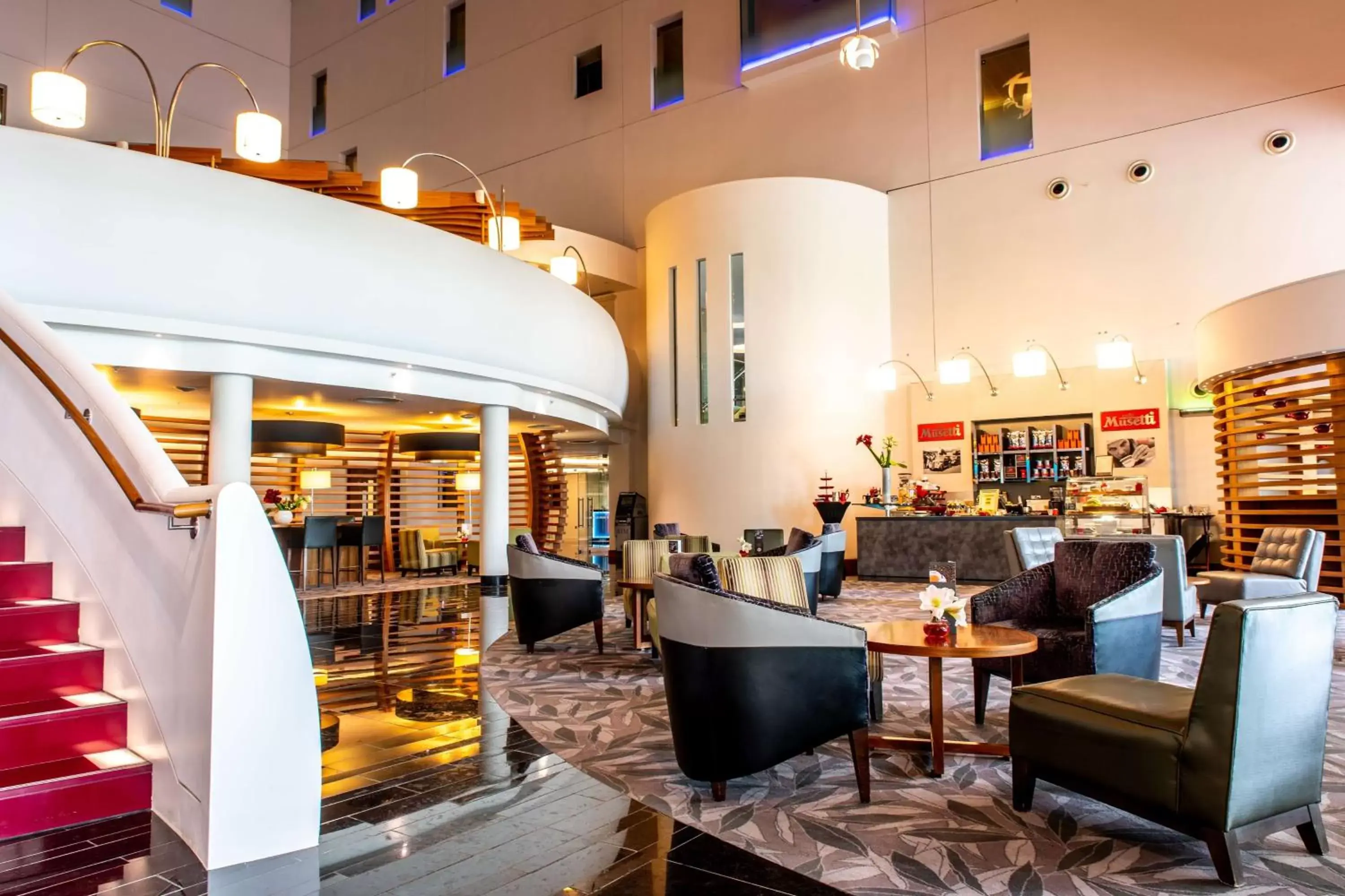Lobby or reception, Lounge/Bar in Hilton London Heathrow Airport Terminal 5