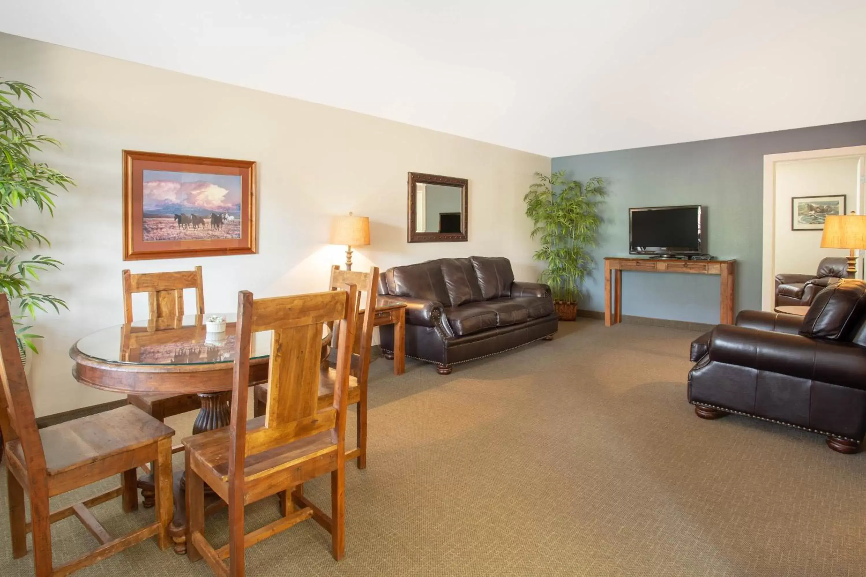 Living room, Seating Area in Travelodge by Wyndham Gardiner Yellowstone Park North Entr