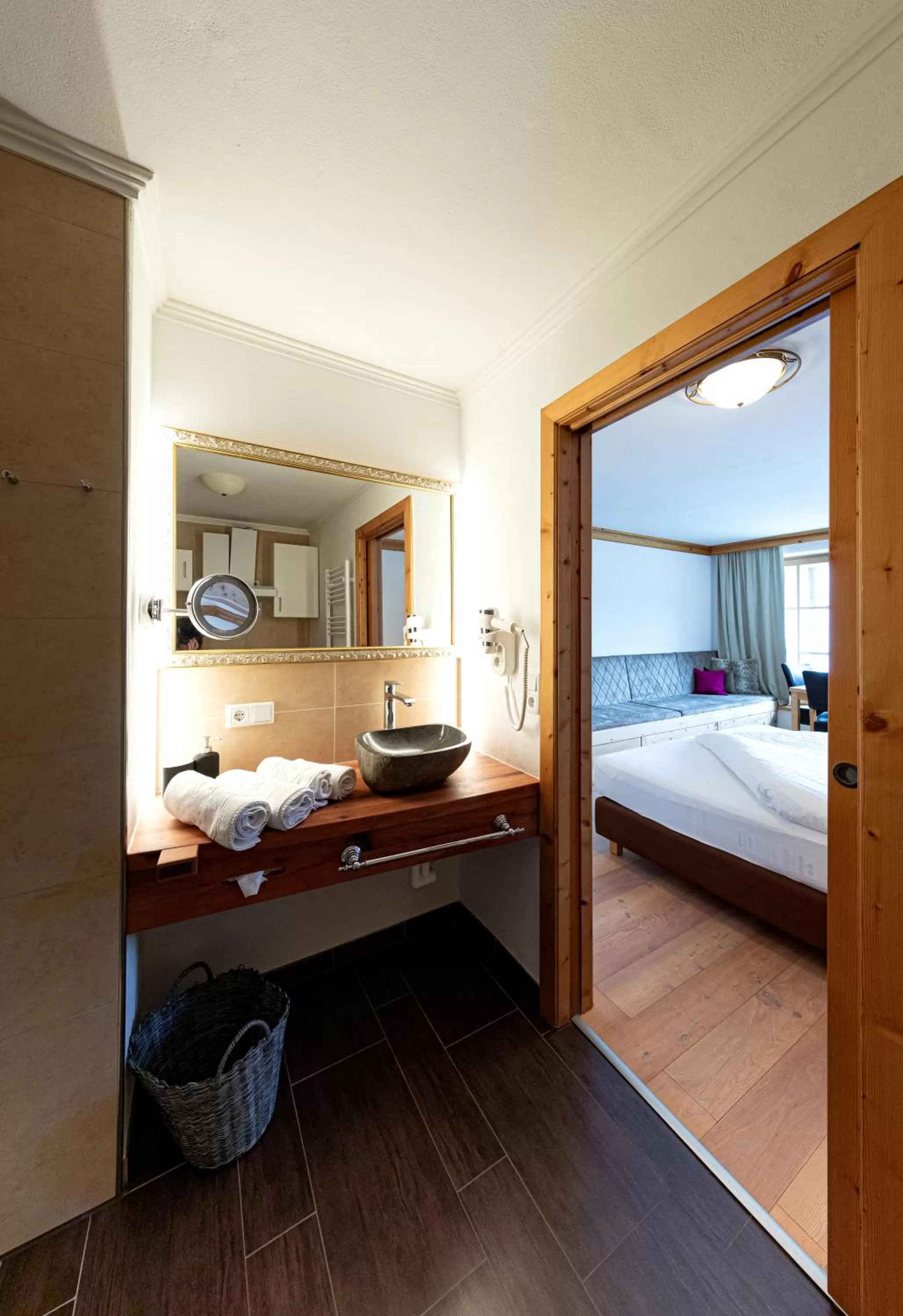 Bathroom, Bed in Hotel und Alpen Apartments - Bürglhöh