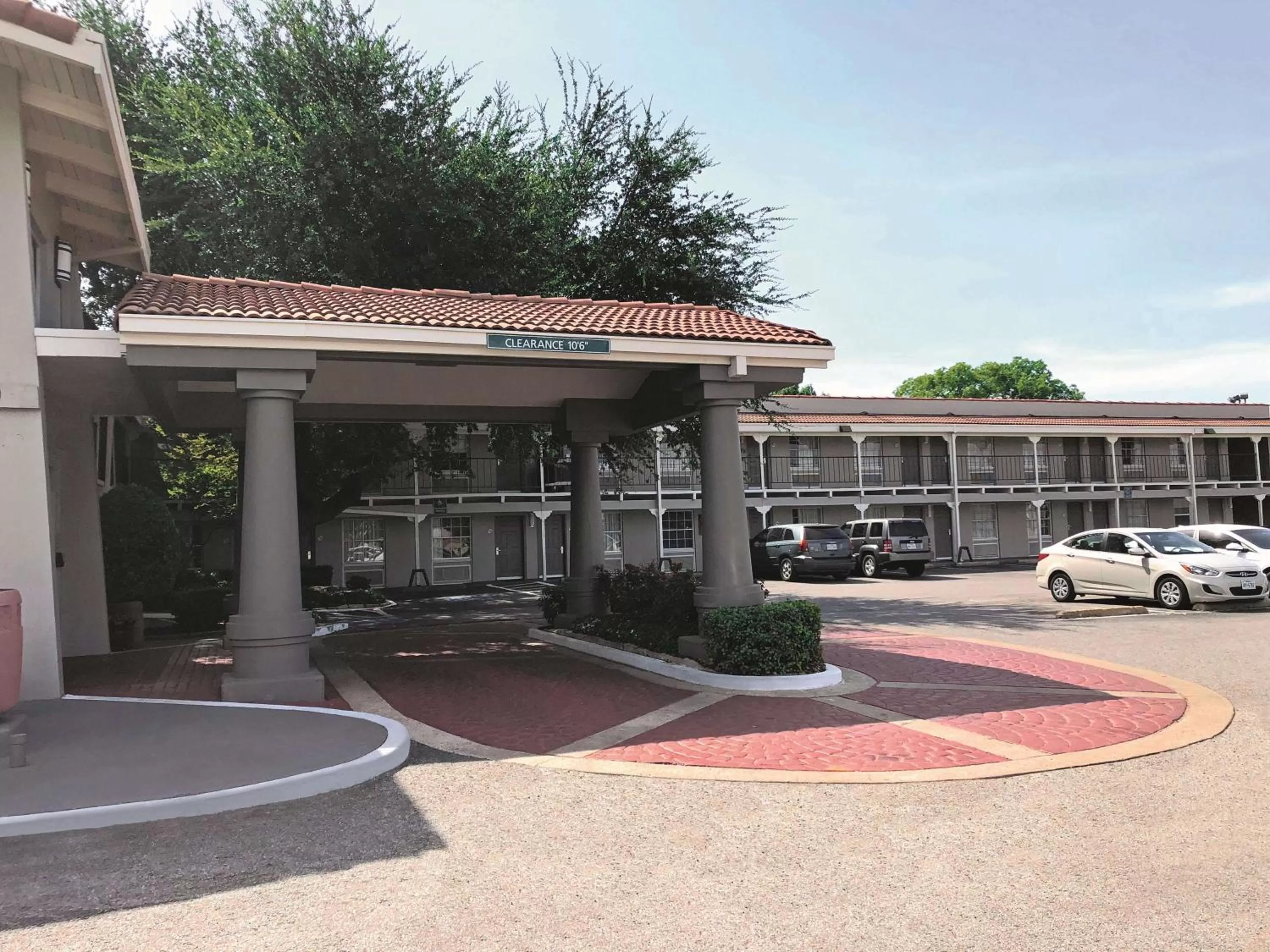 Property building in La Quinta Inn by Wyndham Dallas Uptown