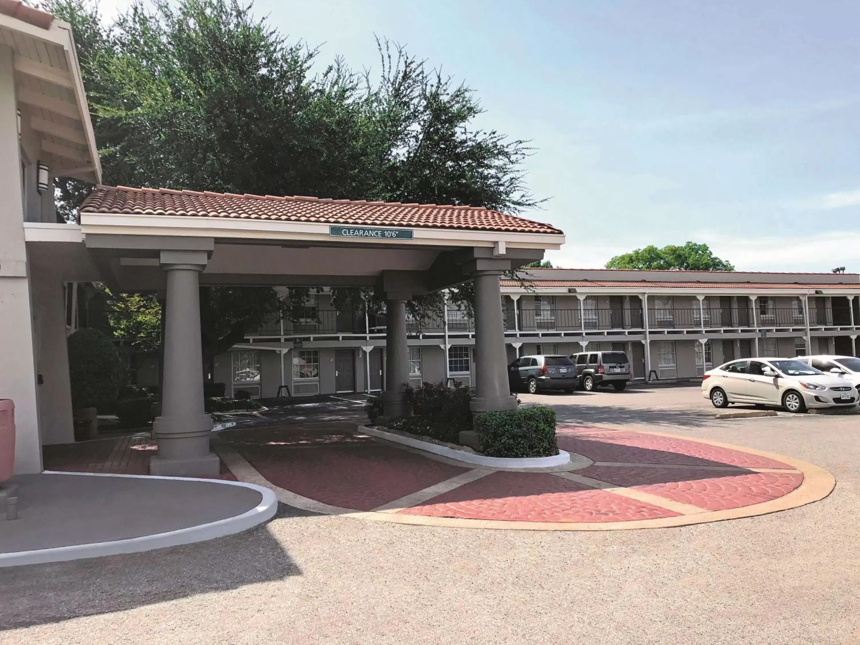 Property Building in La Quinta Inn by Wyndham Dallas Uptown