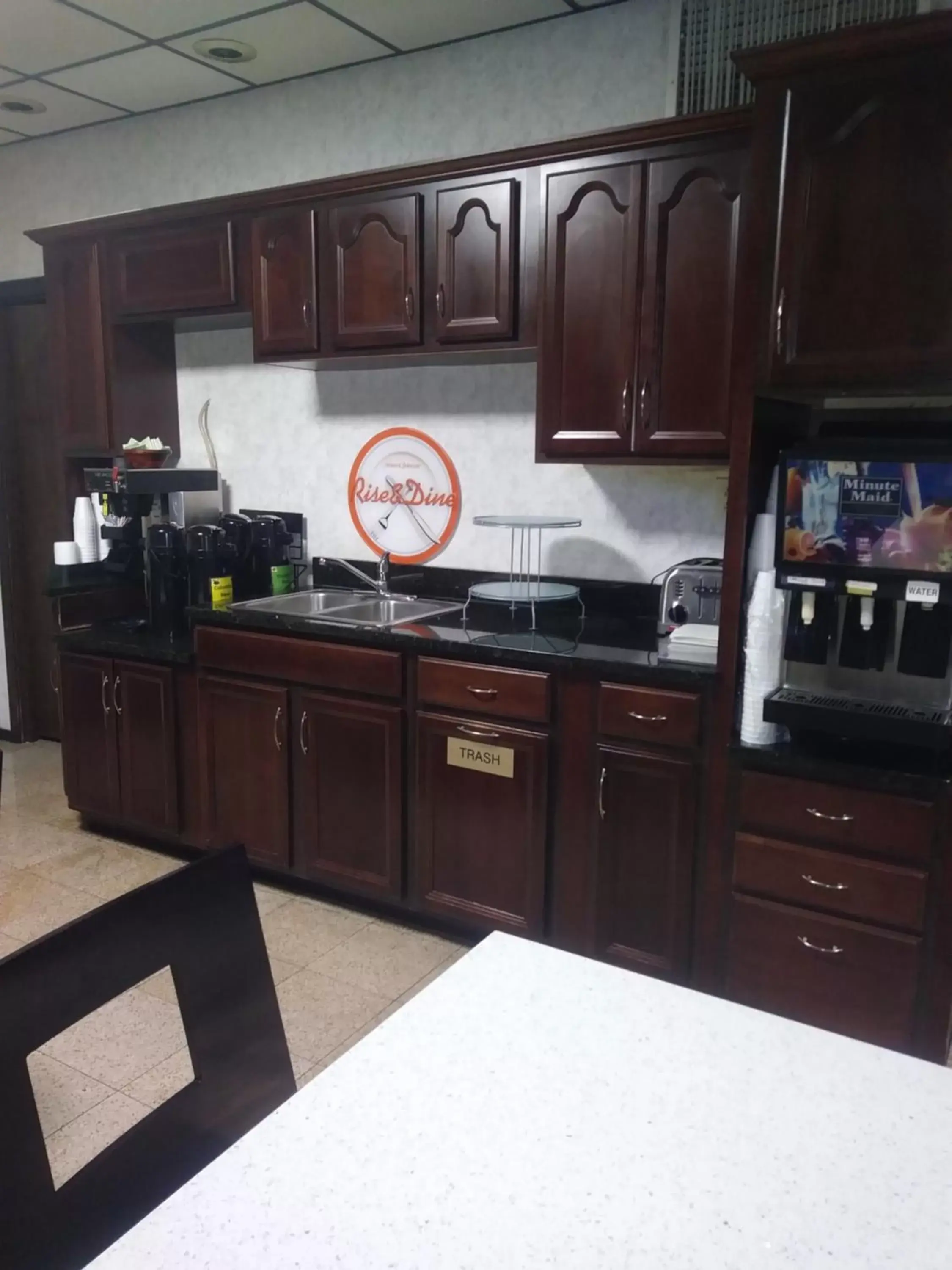 Kitchen/Kitchenette in Howard Johnson by Wyndham Athens