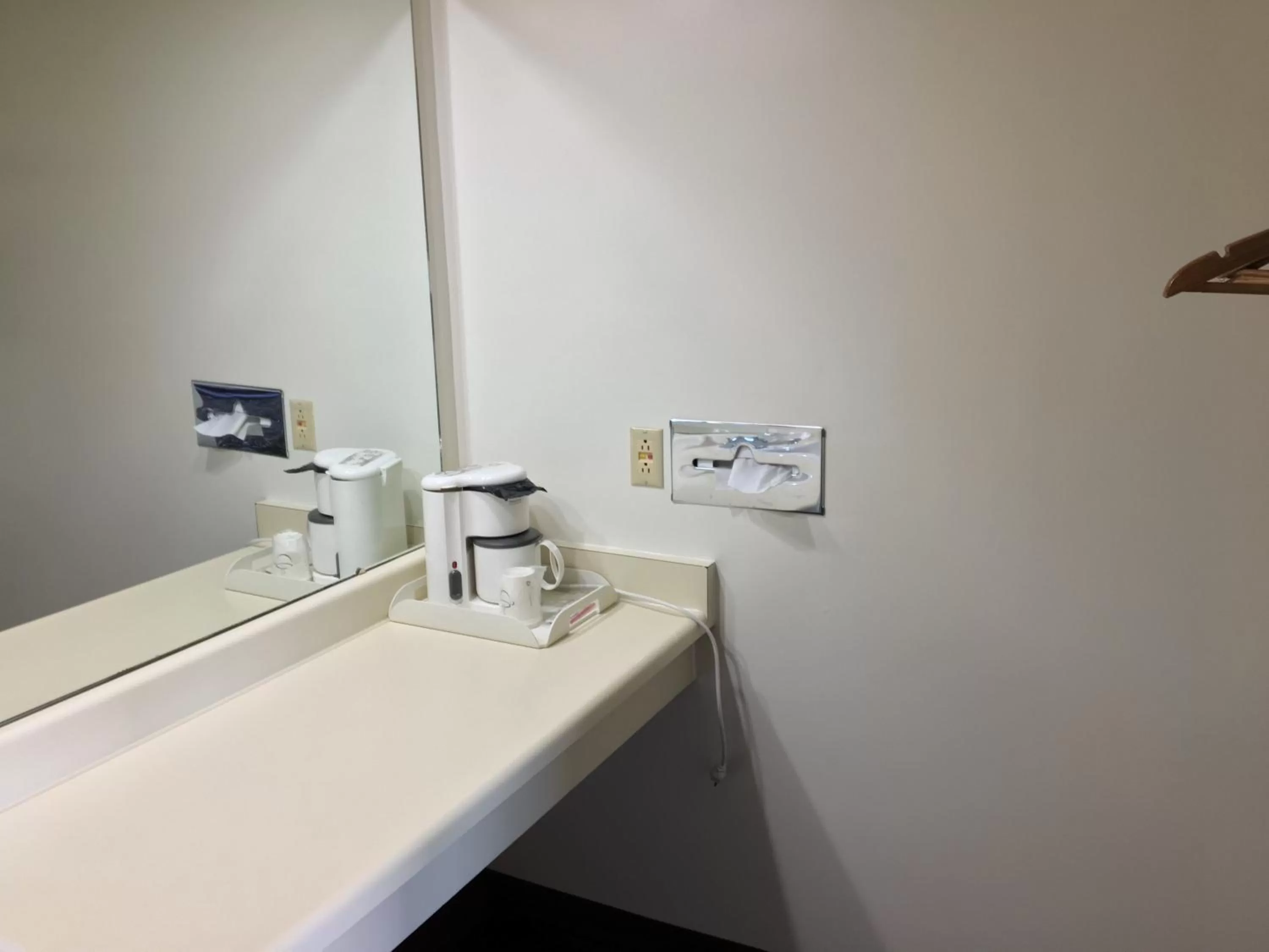 Coffee/tea facilities in Thunderbird Motor Inn