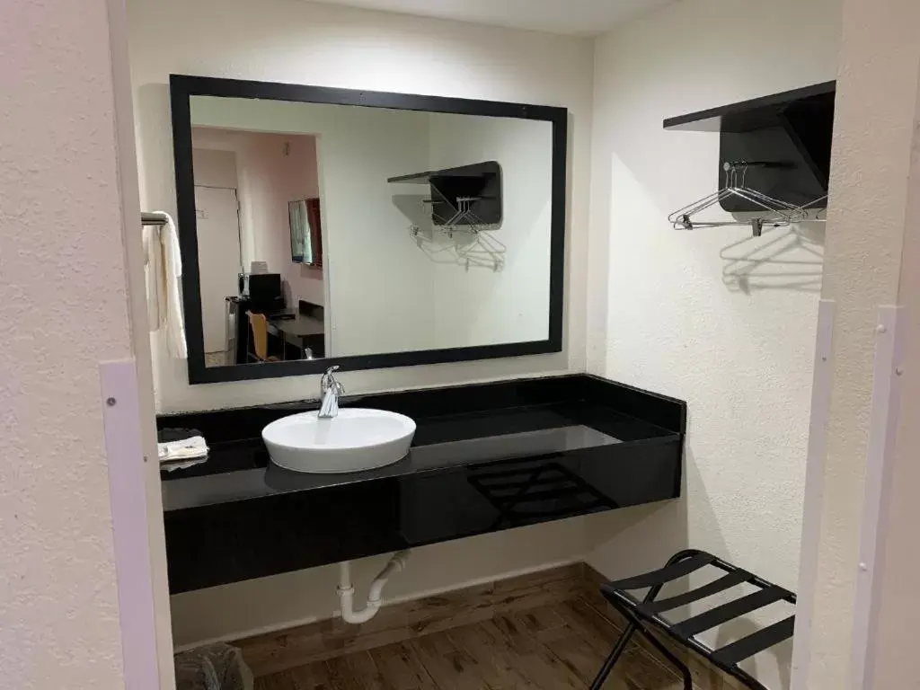 Bathroom in Motel 6 Englewood