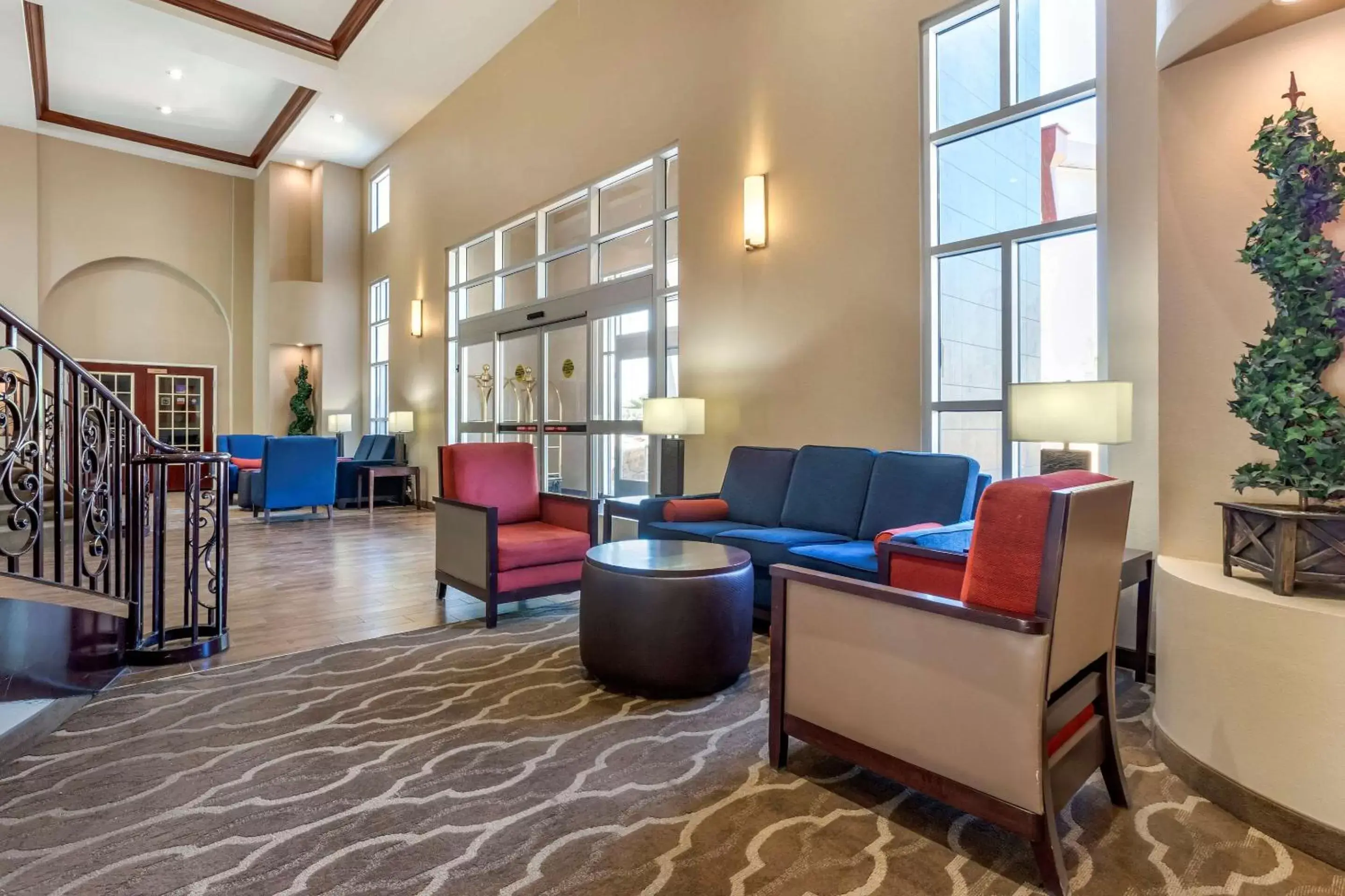 Lobby or reception, Seating Area in Comfort Suites Phoenix Airport