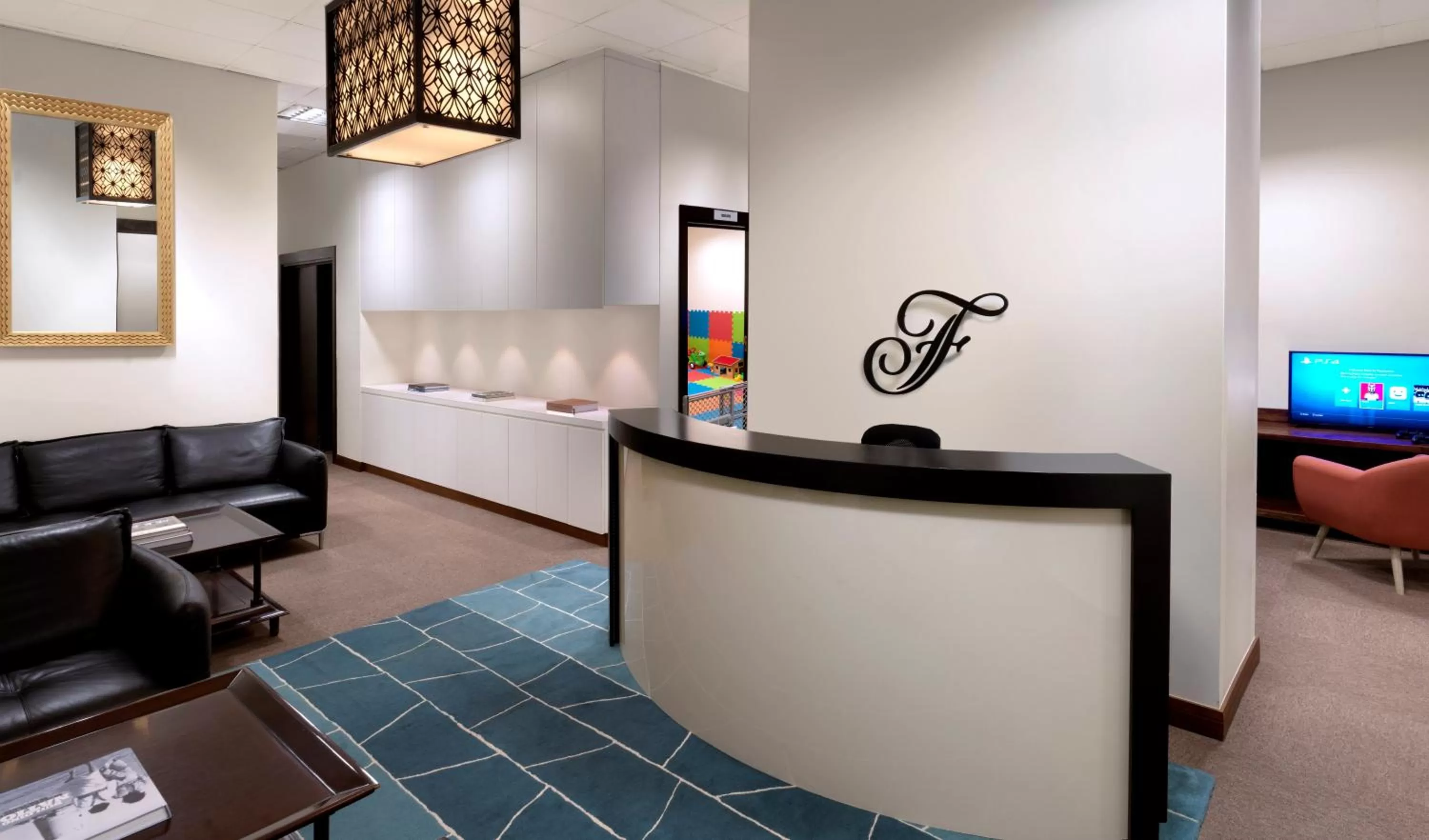 Communal lounge/ TV room in Fairmont The Palm