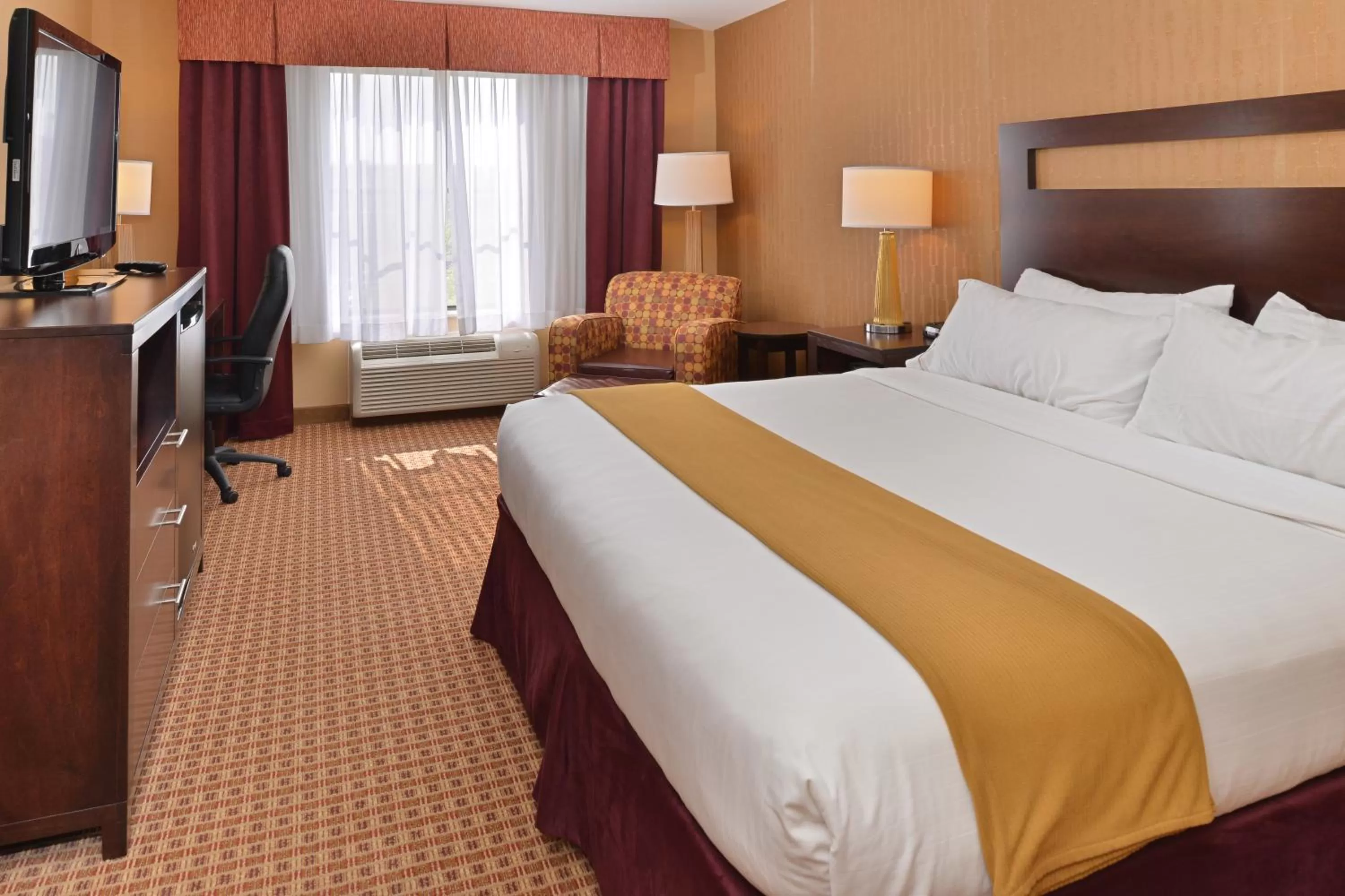 Bed in Holiday Inn Express Hotel & Suites Gillette by IHG