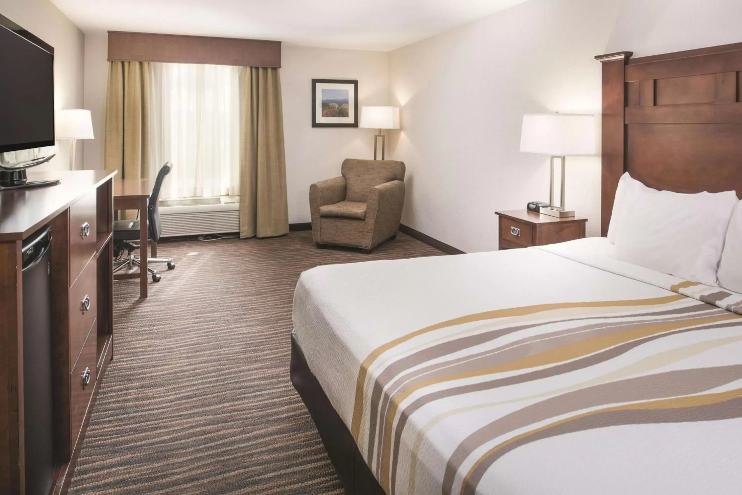 Photo of the whole room, Bed in La Quinta Inn by Wyndham Bend