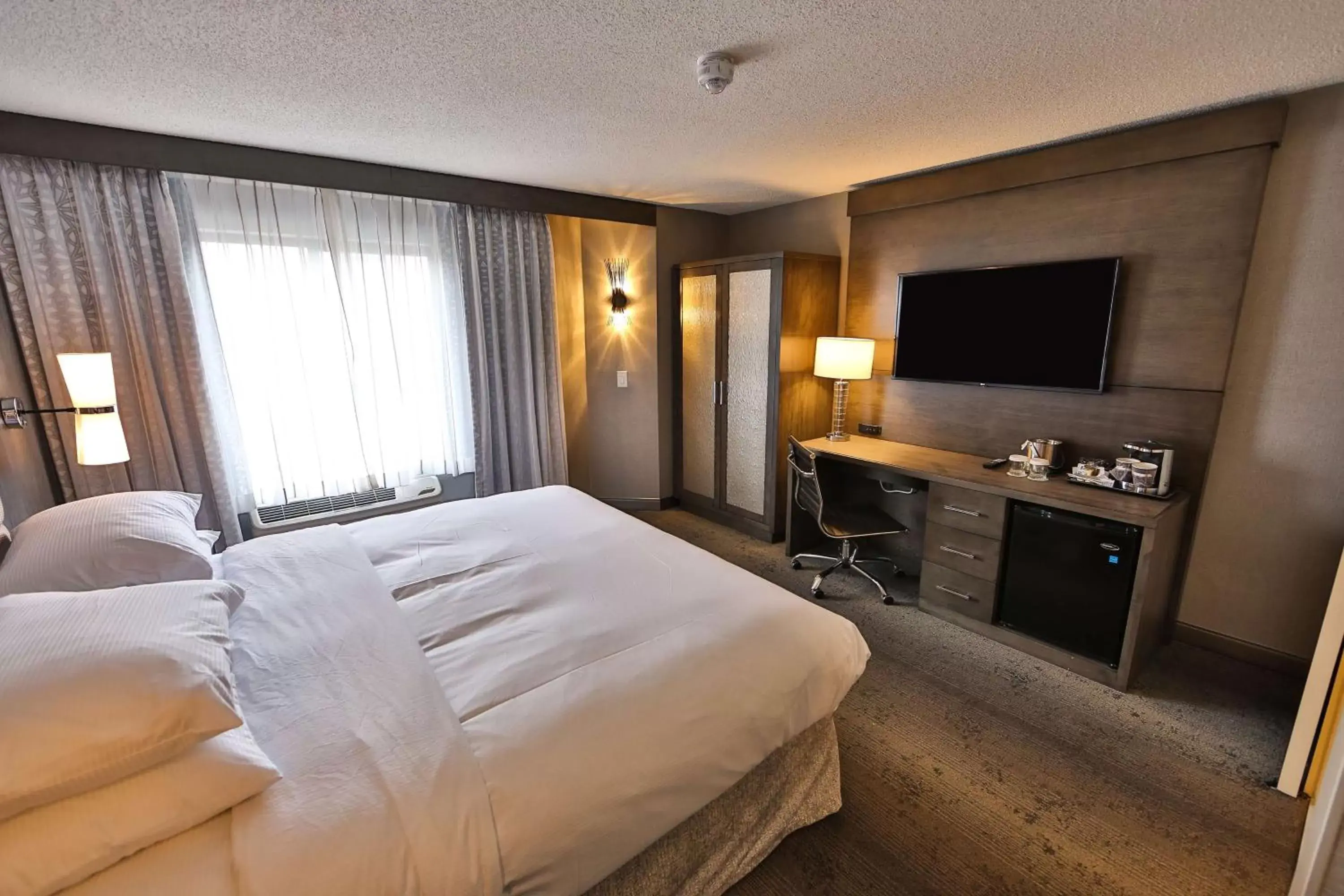 Bedroom, Bed in DoubleTree by Hilton Atlanta Alpharetta-Windward