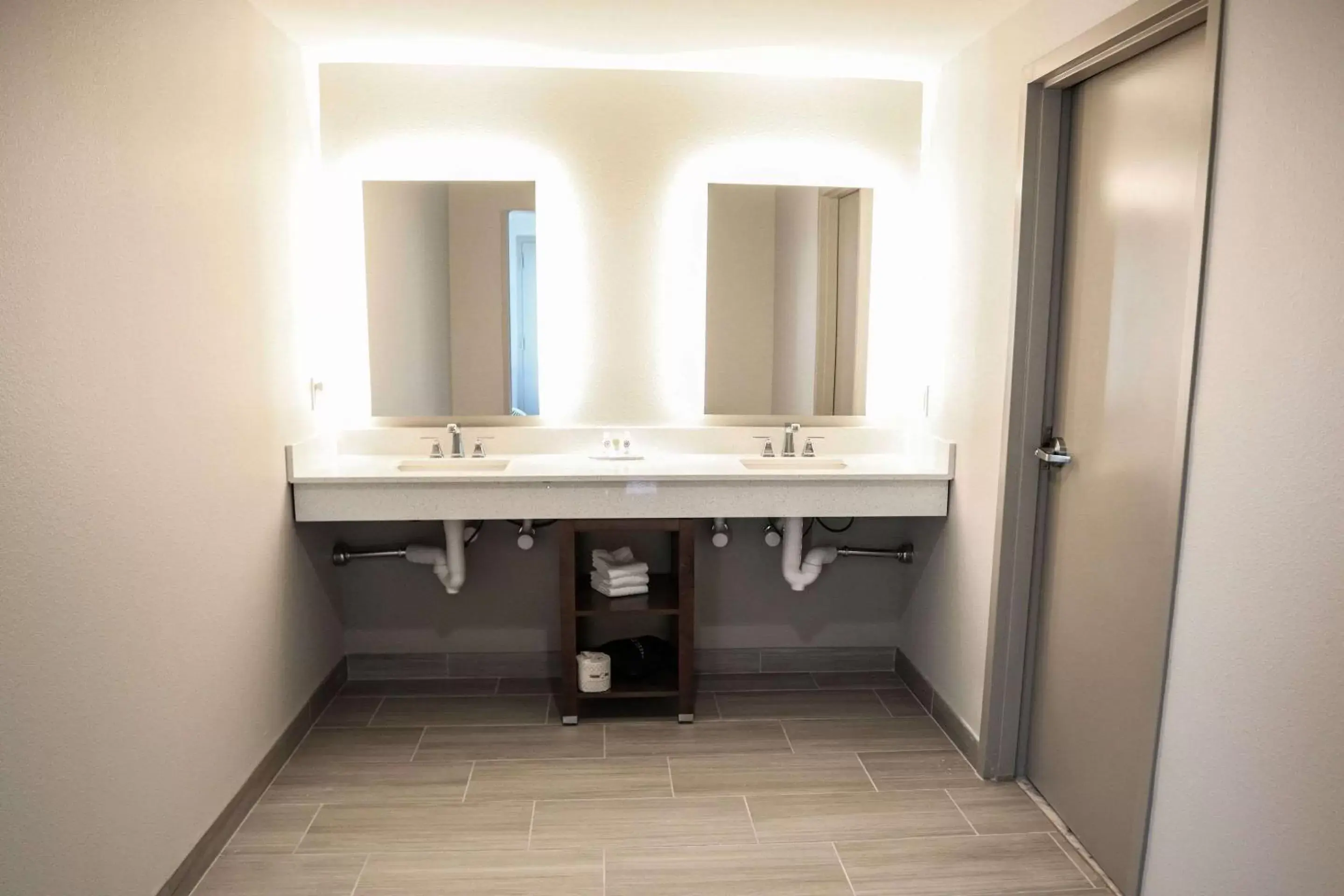 Bathroom in Comfort Suites Gainesville Near University