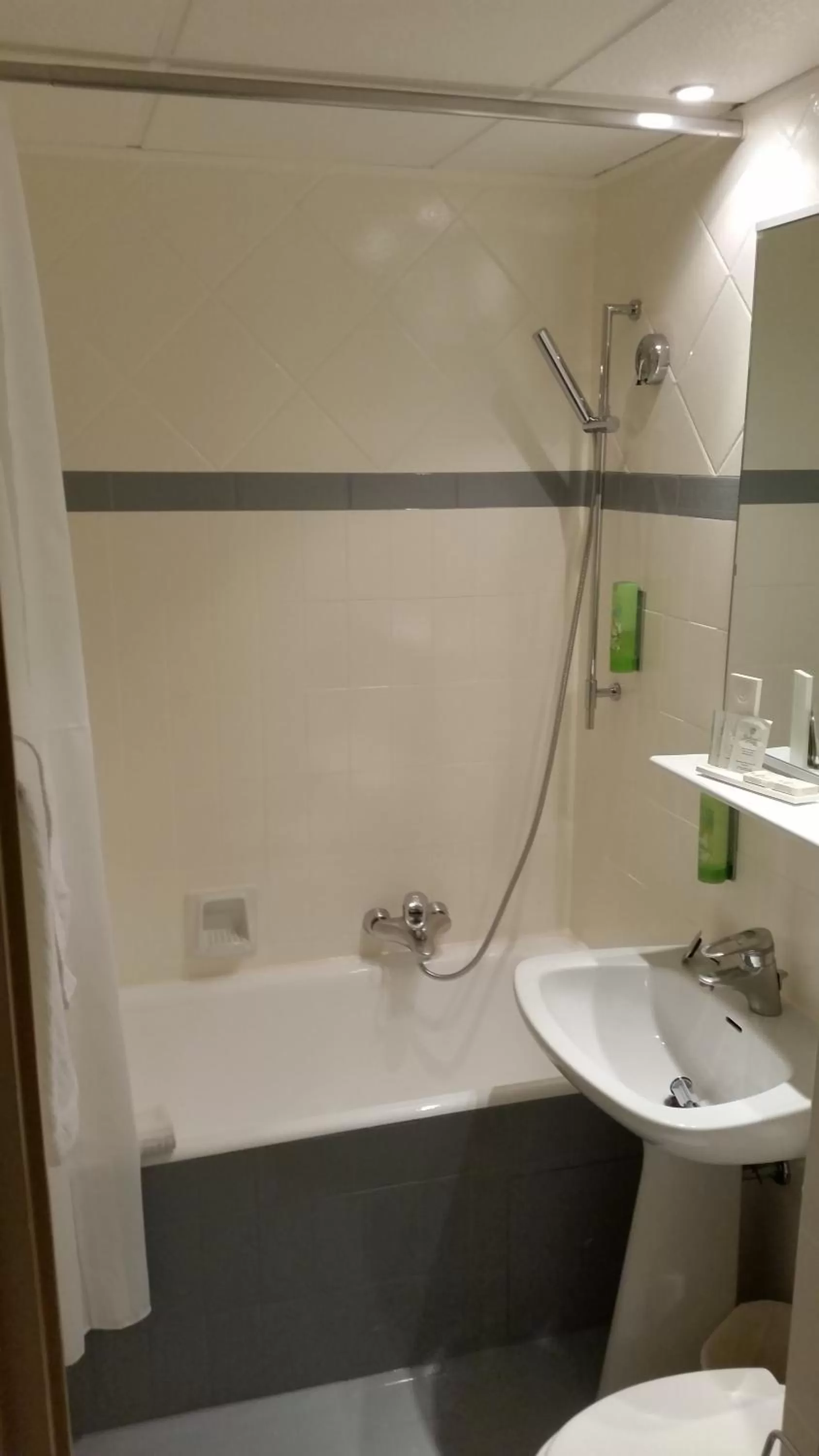 Bathroom in GOLDEN TULIP CANNES HOTEL de PARIS