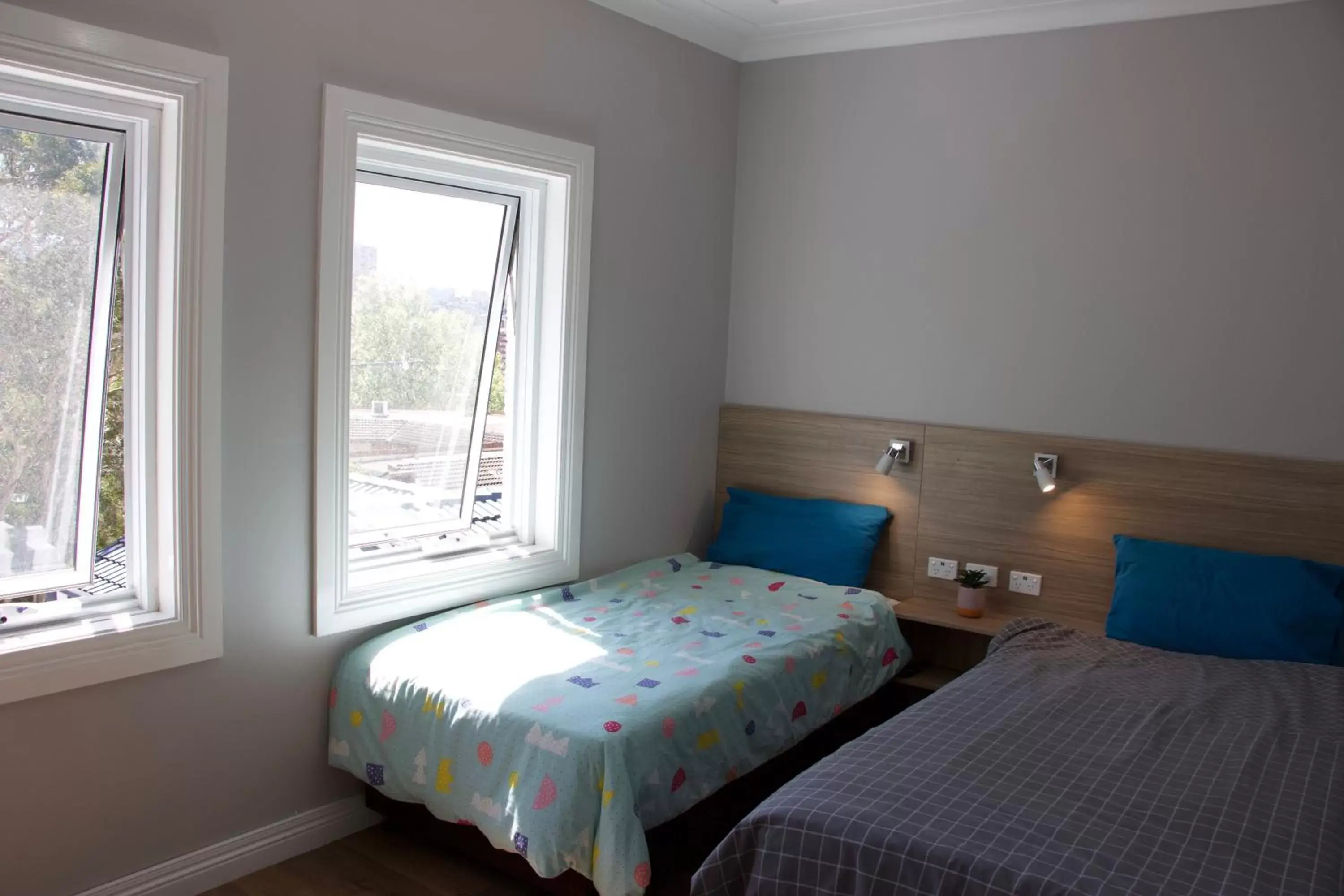 Bedroom, Bed in Carnarvon Lodge Kirribilli, Sydney