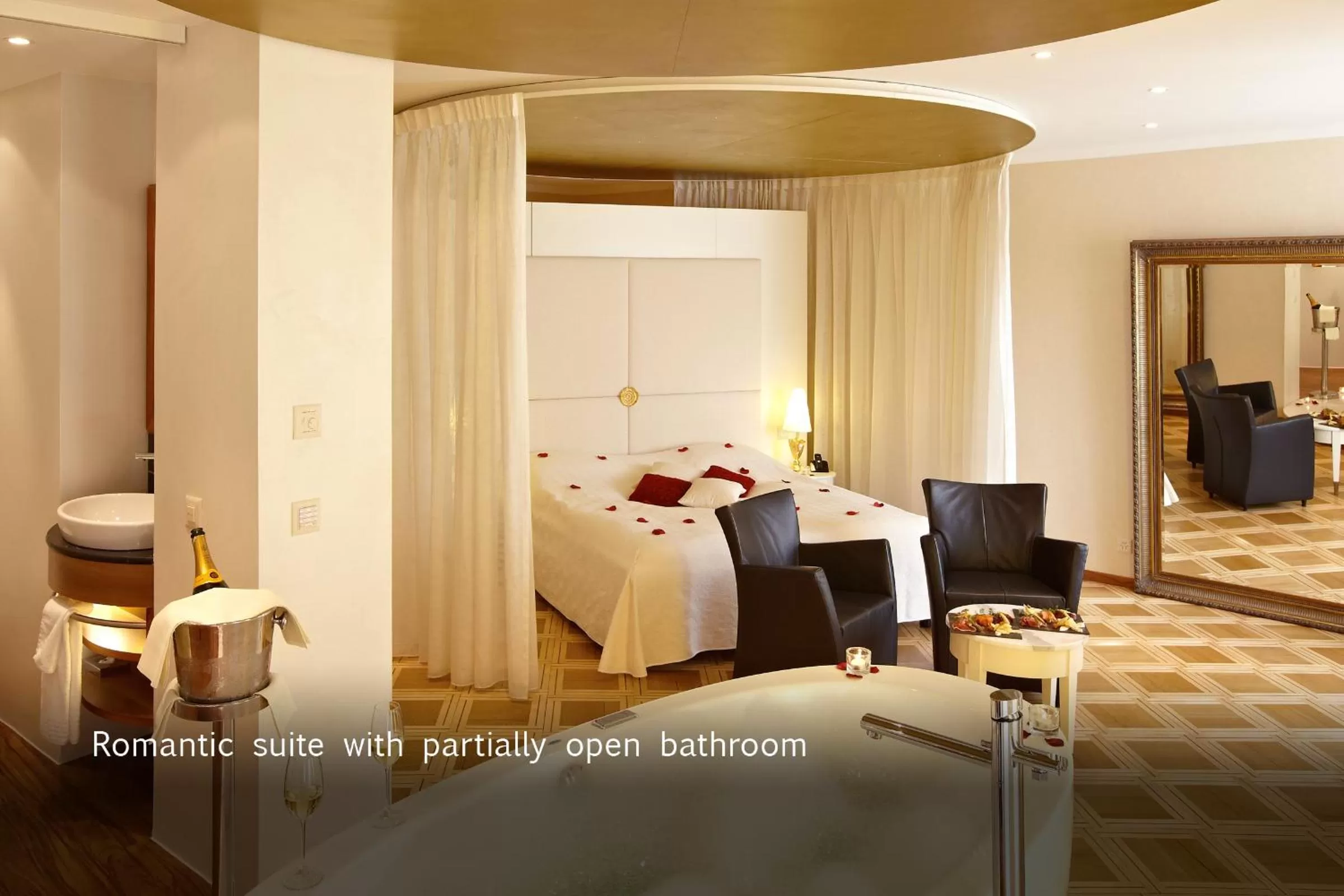 Photo of the whole room, Bed in Hotel des Balances