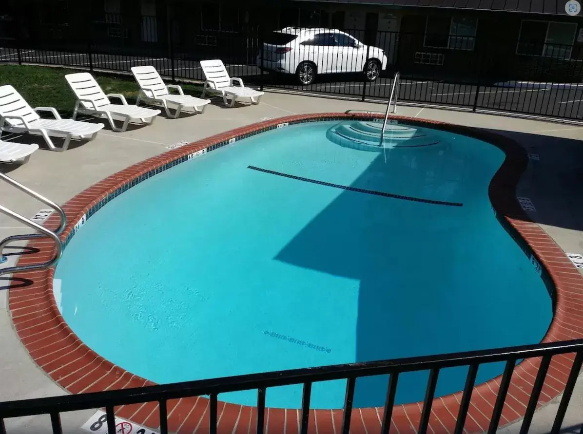 Swimming pool, Pool View in Blue Jay Lodge