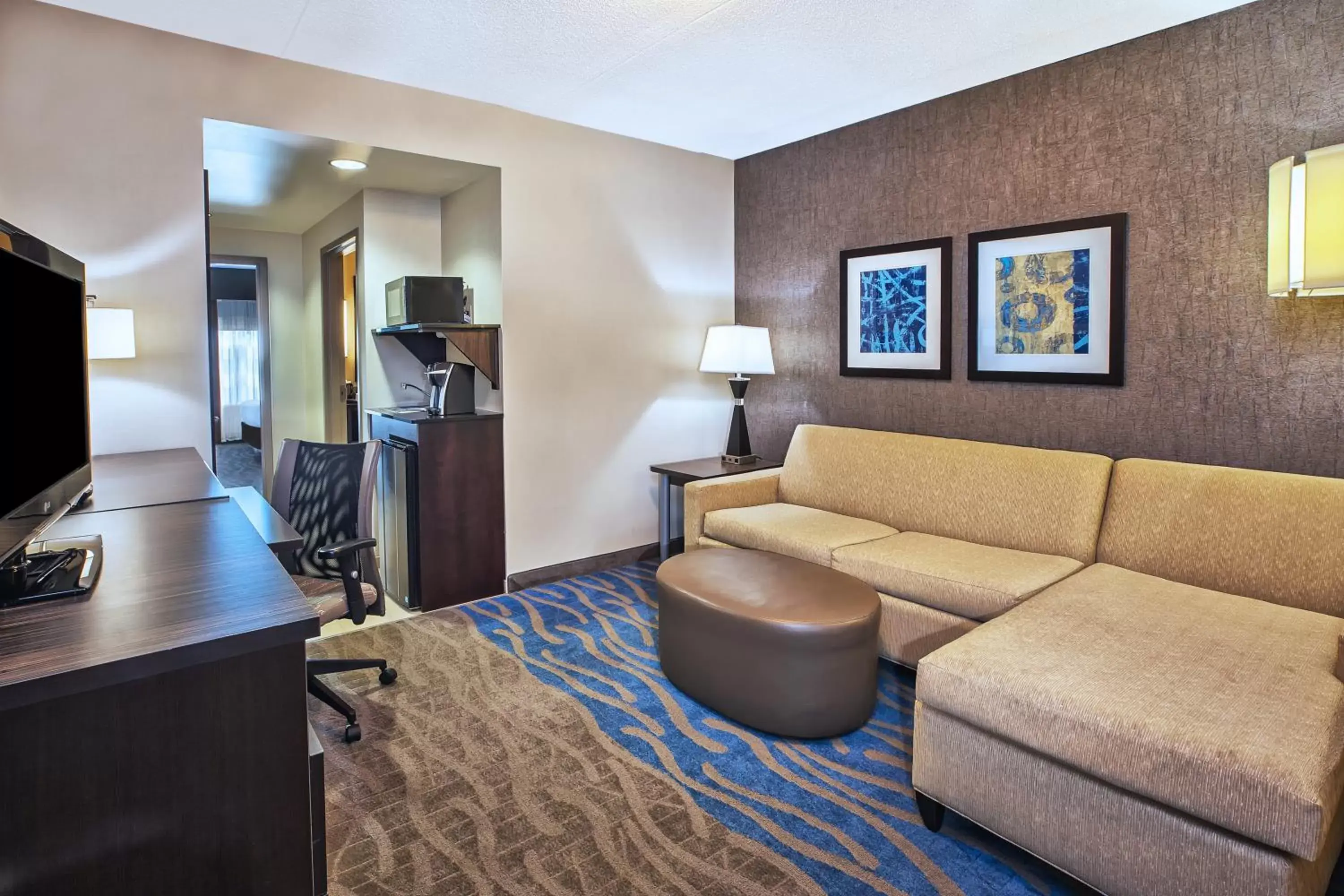 Photo of the whole room, Seating Area in Holiday Inn Express & Suites Dayton South - I-675, an IHG Hotel