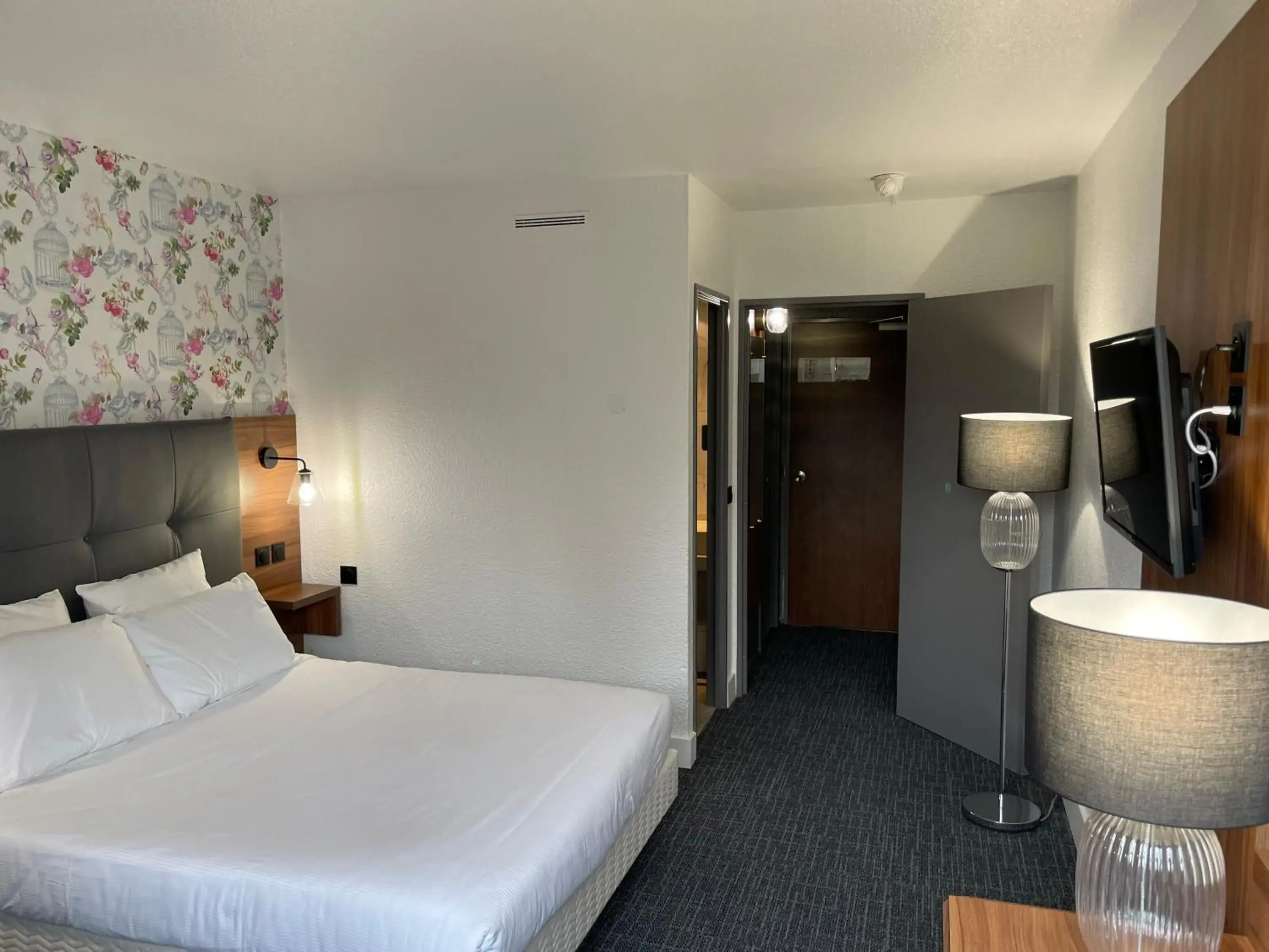 Bedroom, Bathroom in The Originals Boutique, Hotel Beauséjour - Poitiers Nord Futuroscope