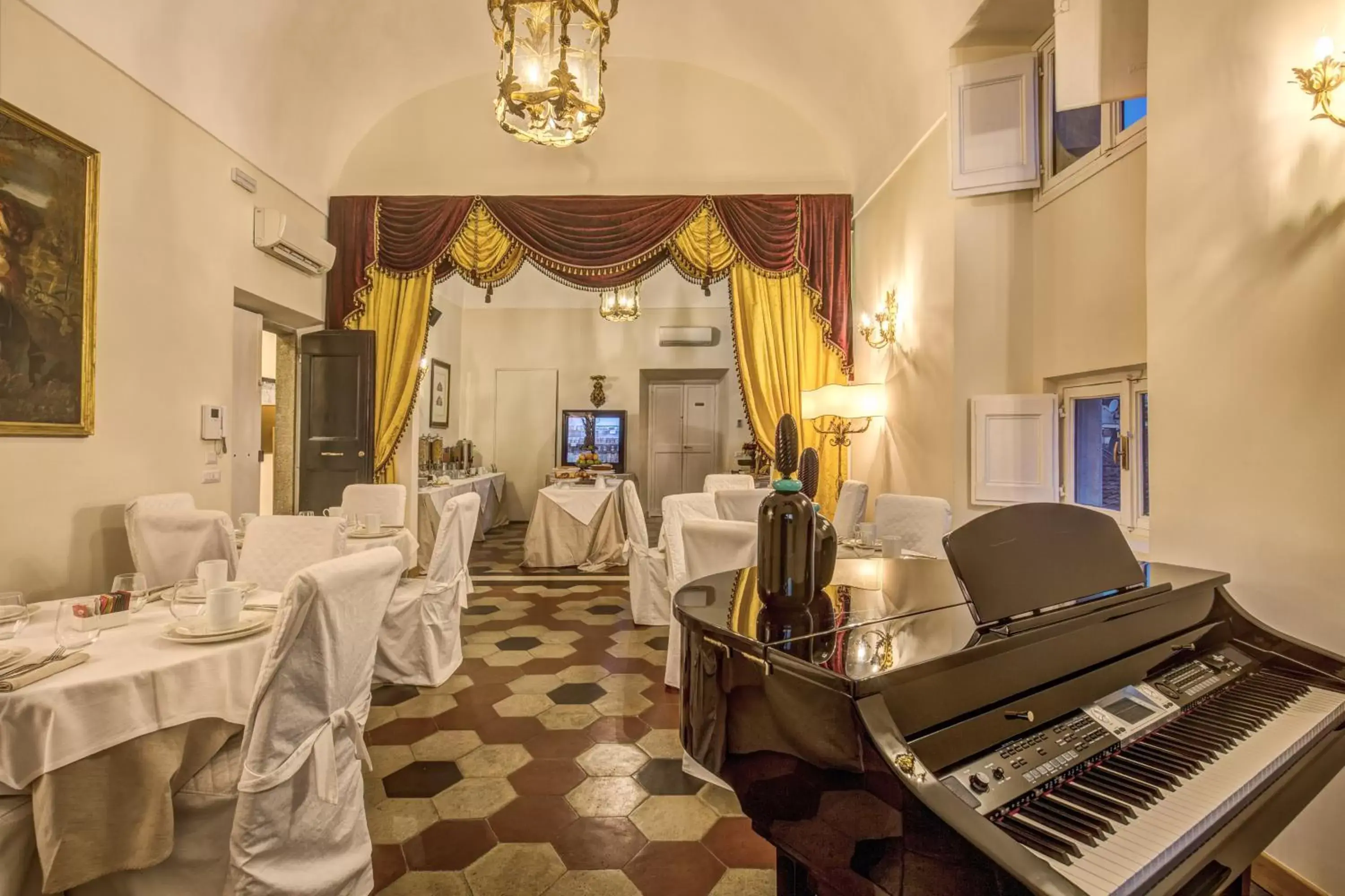 Communal lounge/ TV room in Eitch Borromini Palazzo Pamphilj