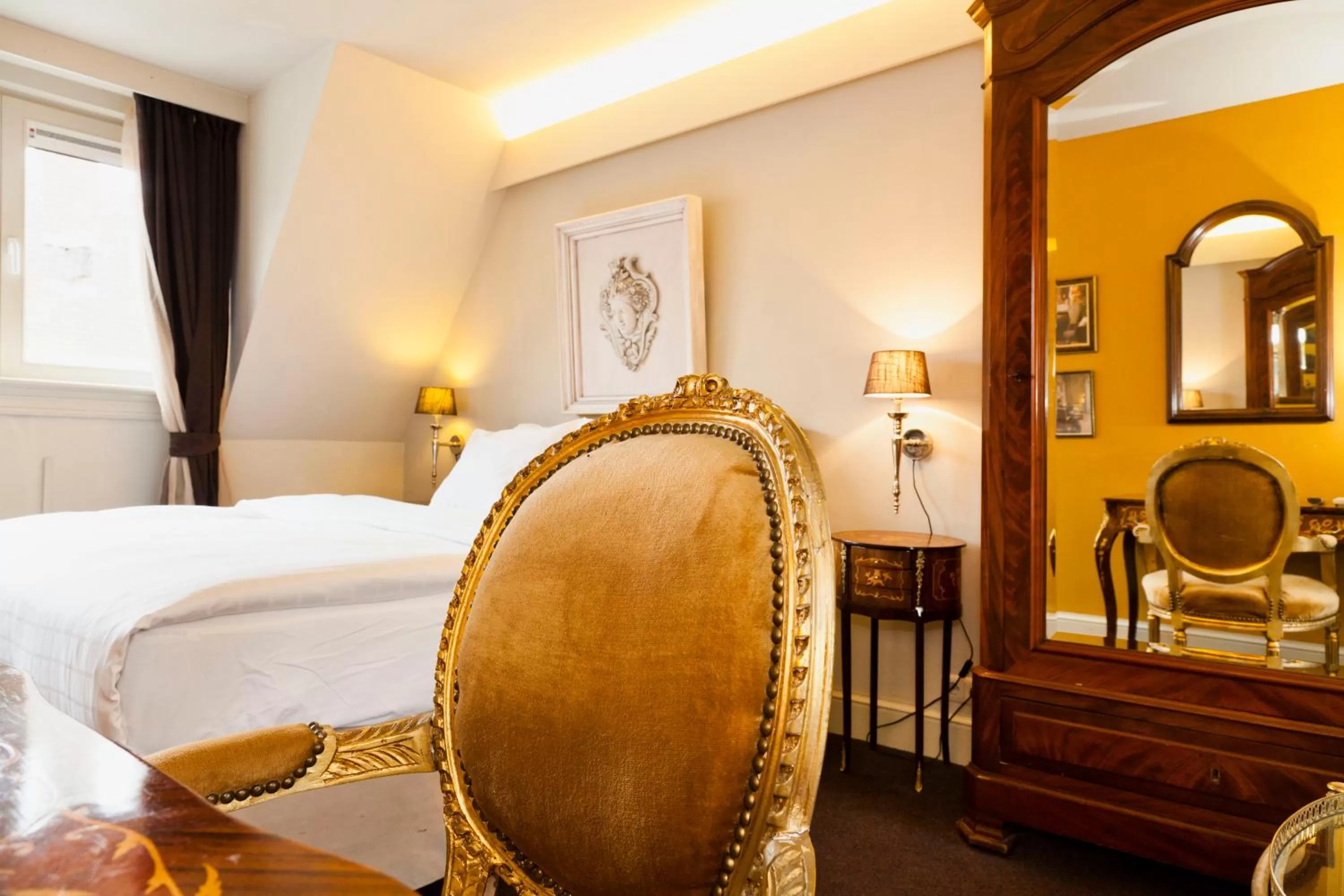 Day in Hotel Diamonds and Pearls