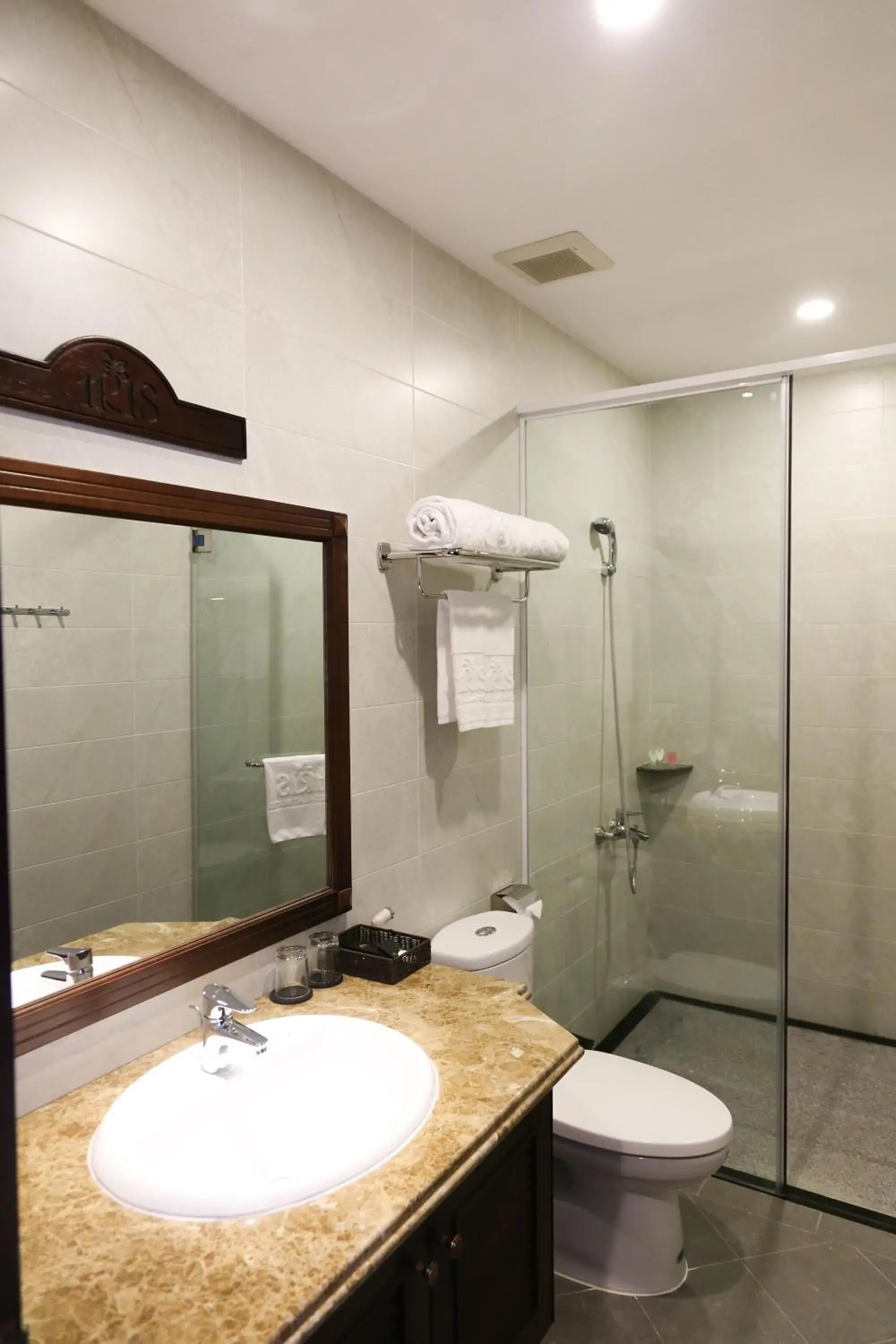 Shower, Bathroom in Iris Dalat Hotel