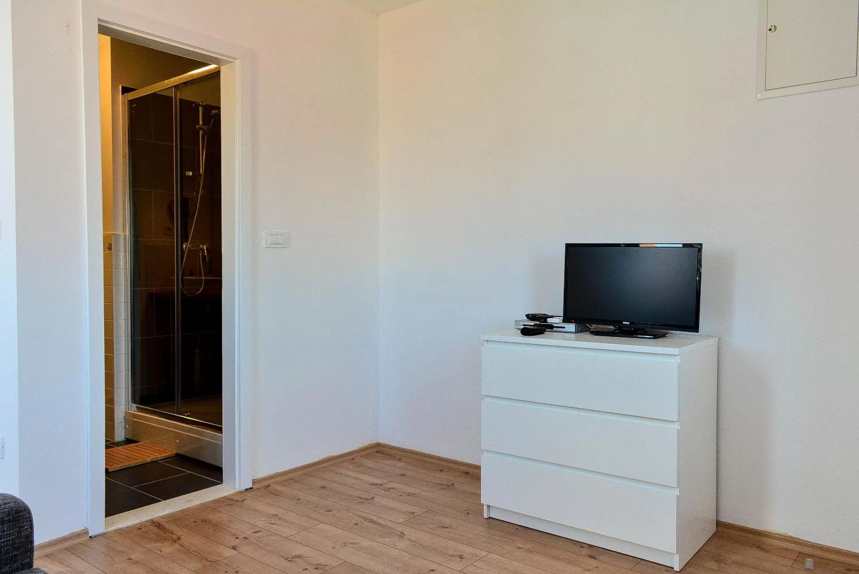 Photo of the whole room in Golden B&B