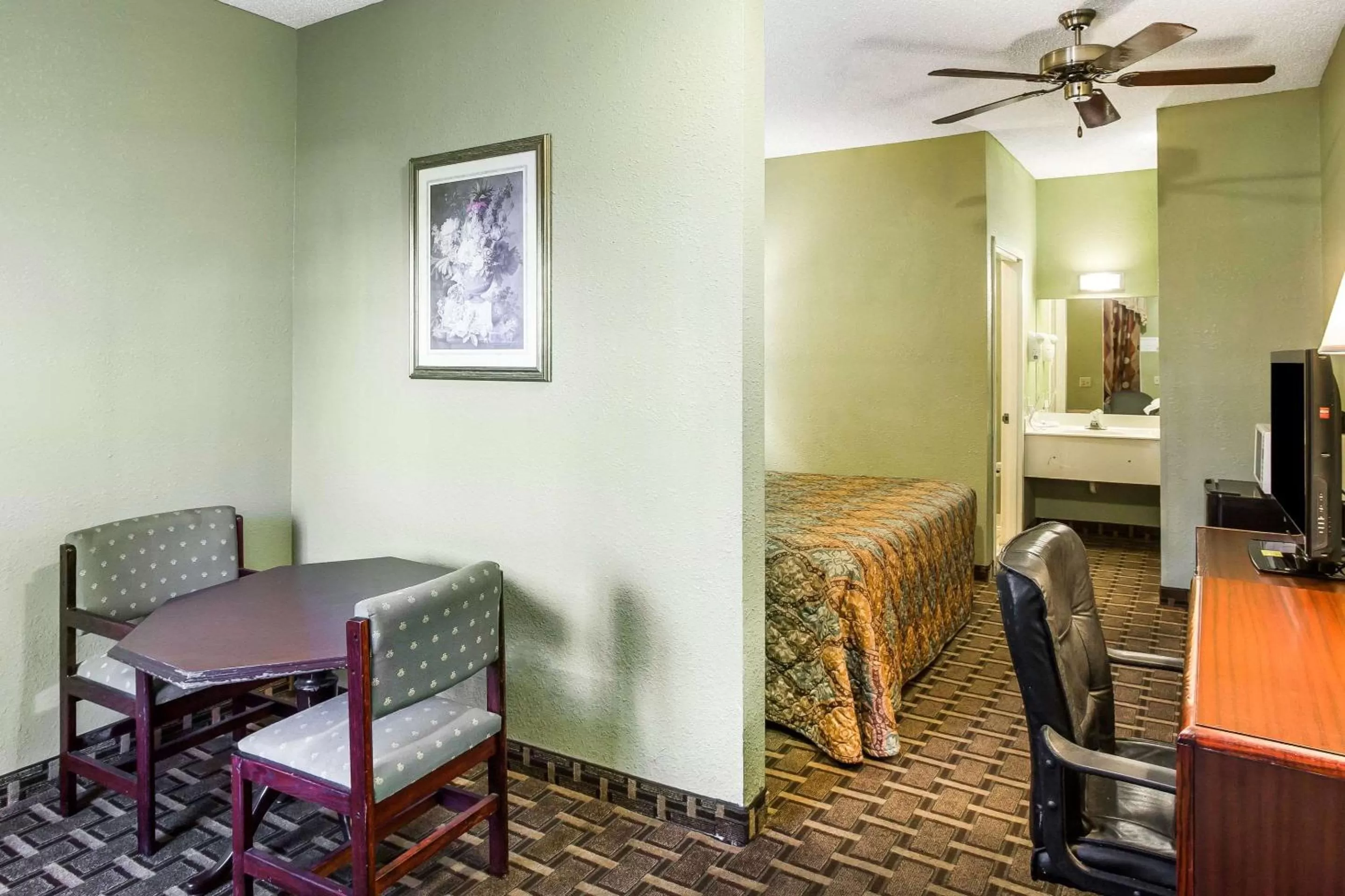 Photo of the whole room, Bed in Rodeway Inn & Suites Smyrna - Nashville Area