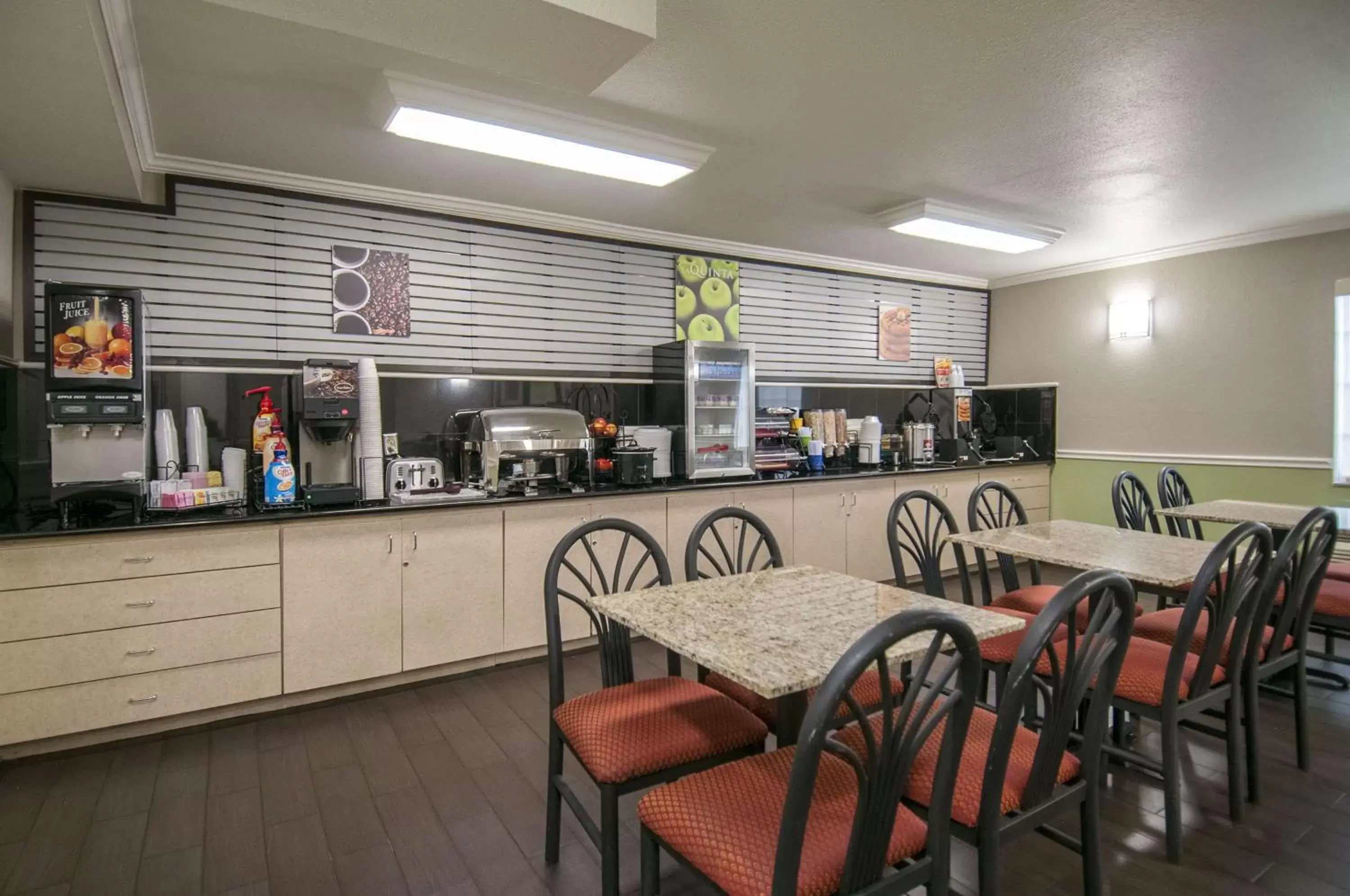 Restaurant/places to eat in La Quinta Inn by Wyndham San Antonio Brooks City Base Restaurant/places to eat in La Quinta Inn by Wyndham San Antonio Brooks City Base