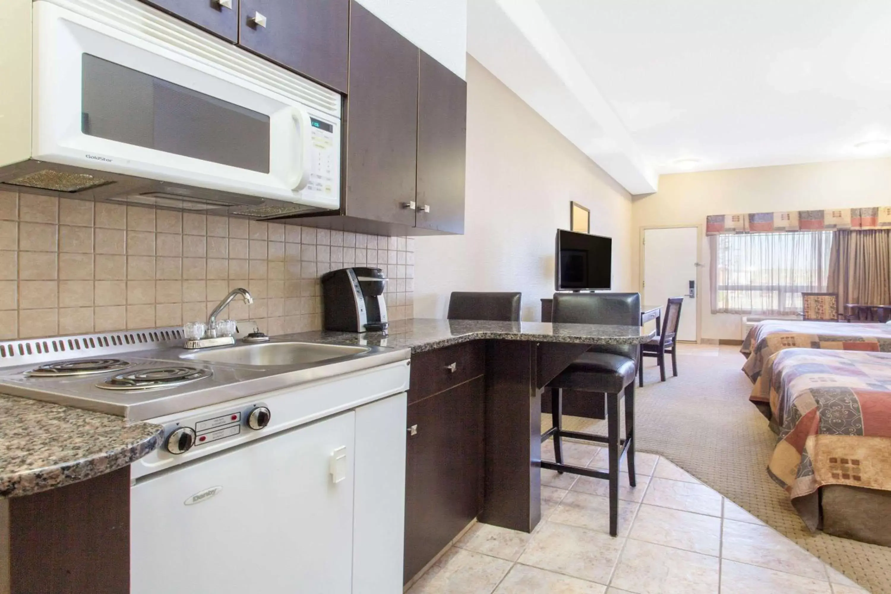 Kitchen or kitchenette, Kitchen/Kitchenette in Ramada by Wyndham Pincher Creek