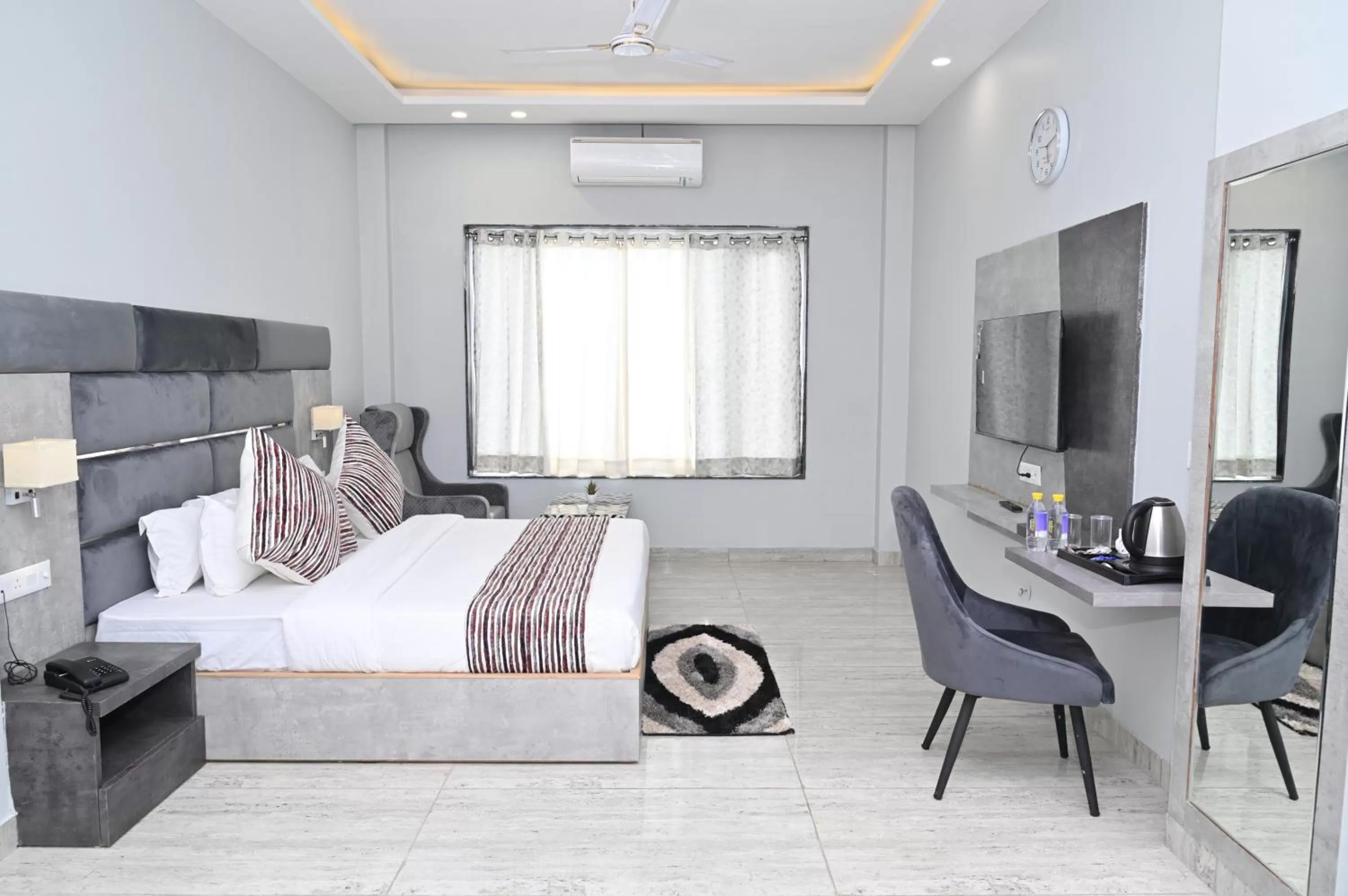 Living room, Bed in Hotel Vasdaa Grand