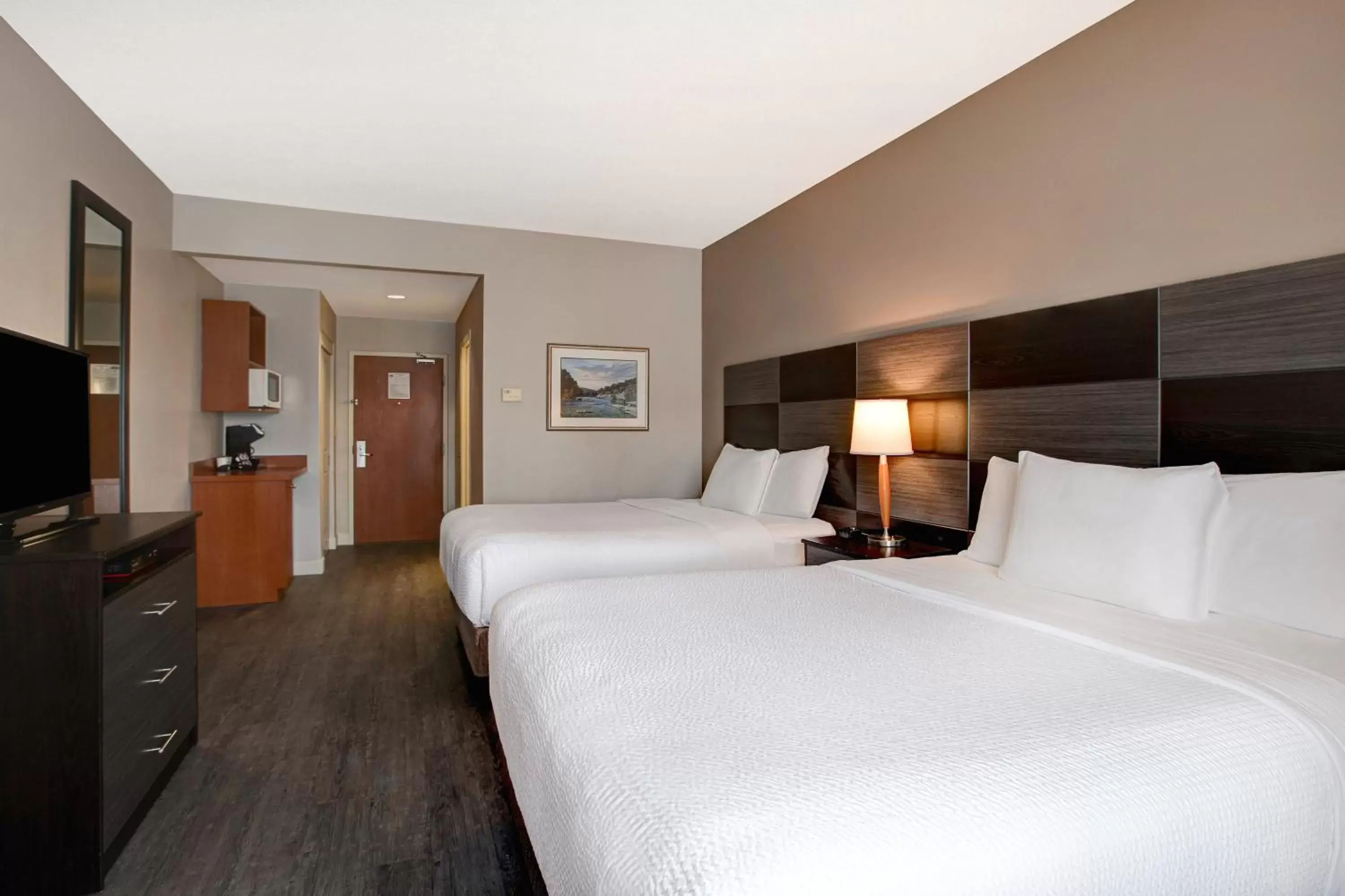 Bedroom, Bed in Days Inn & Suites by Wyndham Collingwood