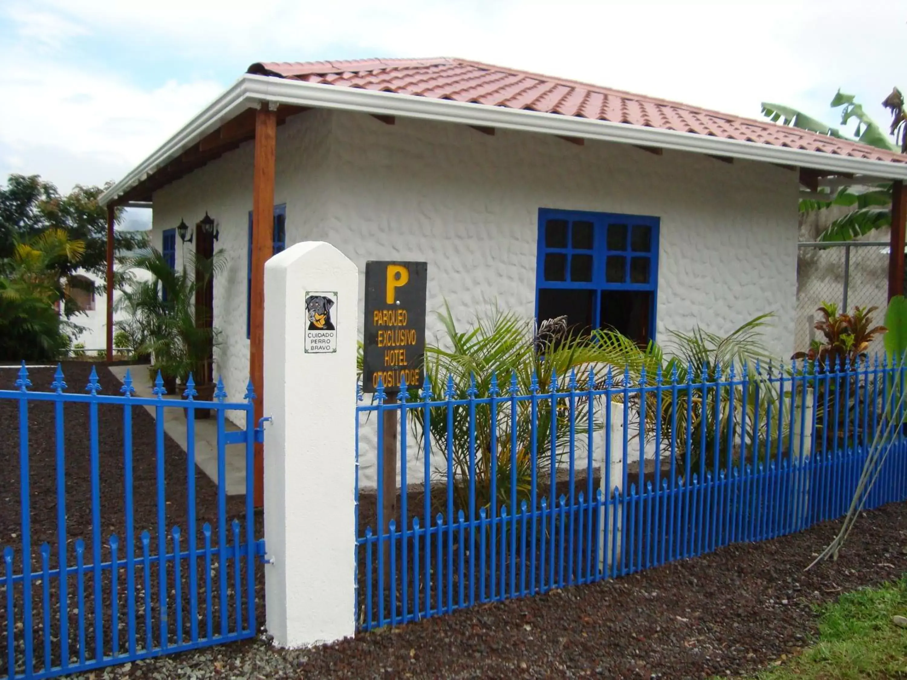 Facade/entrance, Property Building in Orosi Lodge