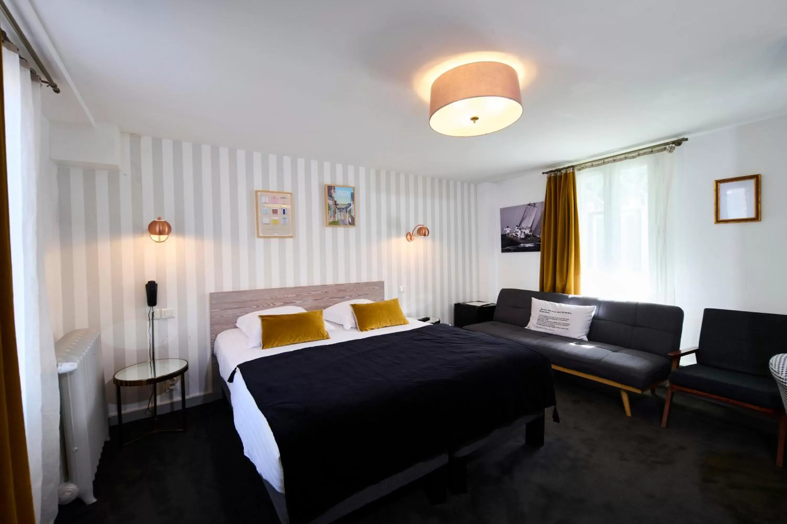 Photo of the whole room, Bed in The Originals Boutique, Hôtel La Colonne de Bronze, Saint-Valéry-sur-Somme (Inter-Hotel)