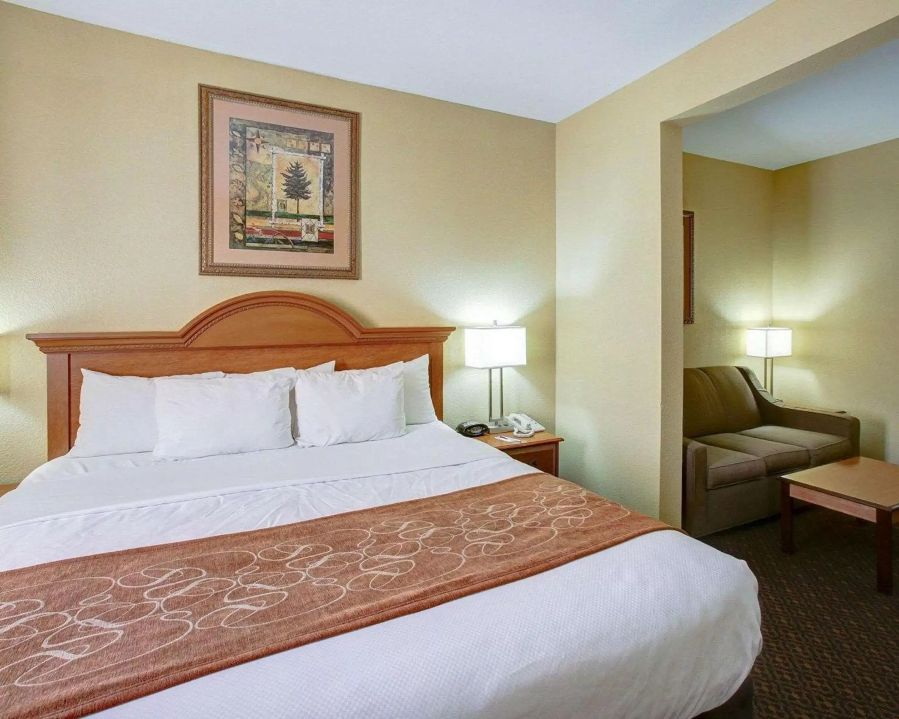 Photo of the whole room, Bed in Comfort Suites Brenham