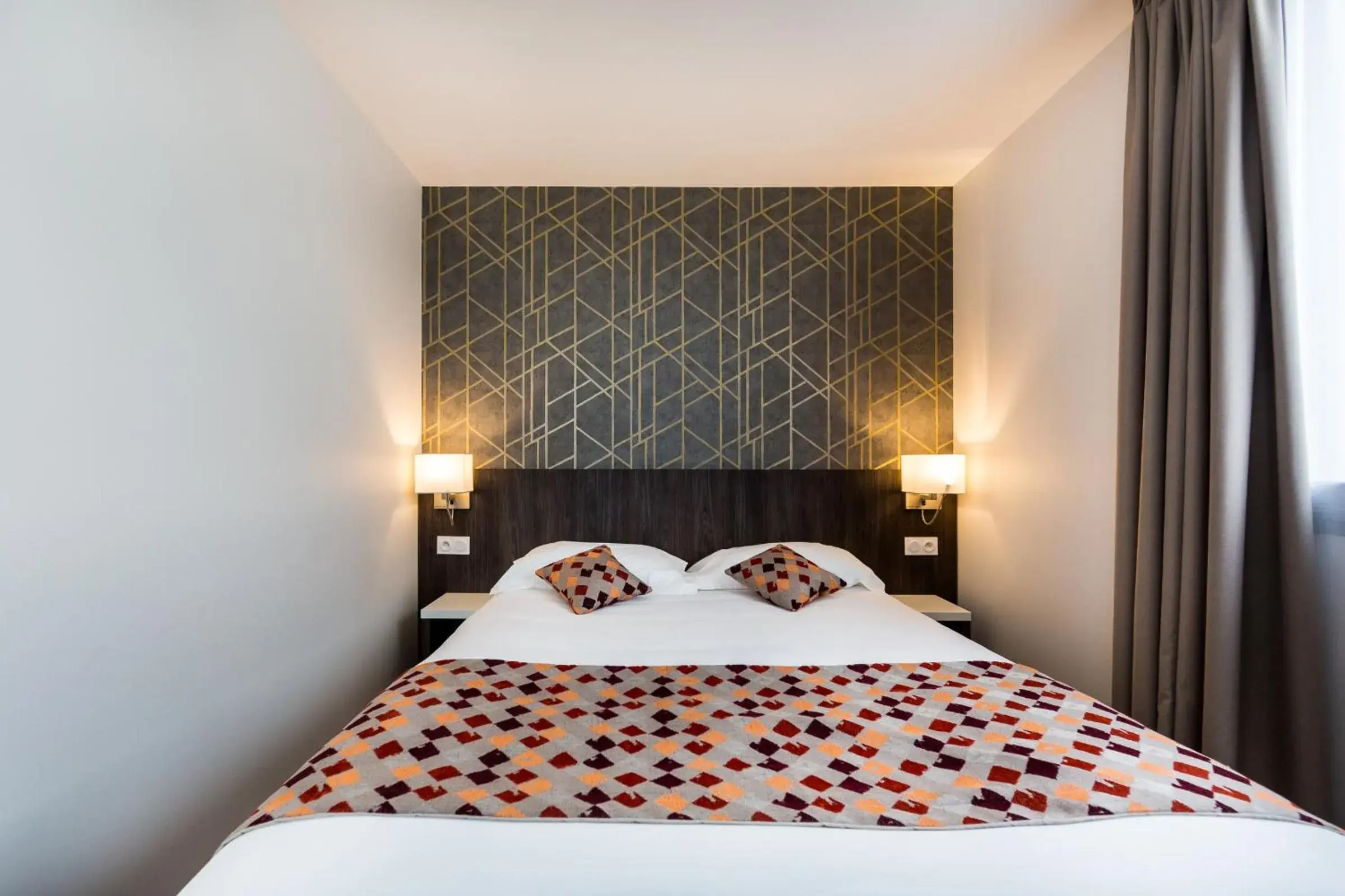Bed in Brit Hotel Ploermel - Hotel de l'Hippodrome