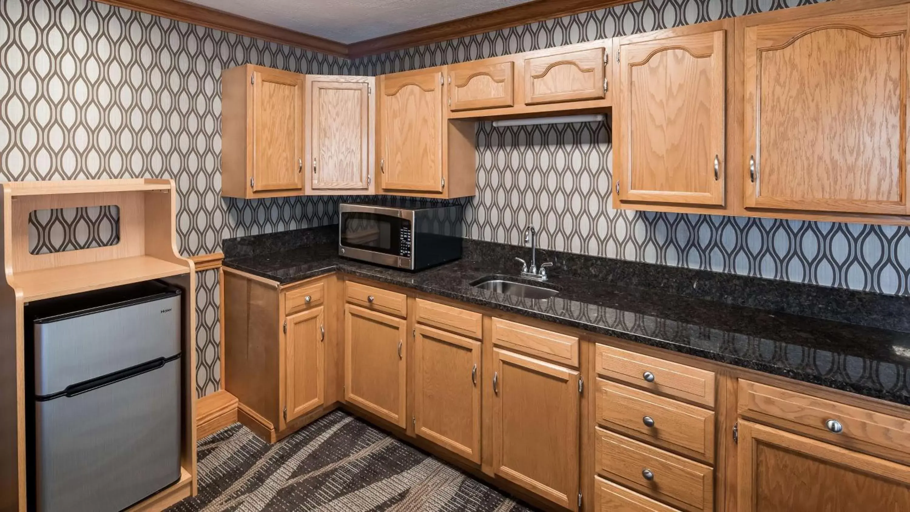 On site, Kitchen/Kitchenette in Best Western Plus North Canton Inn & Suites