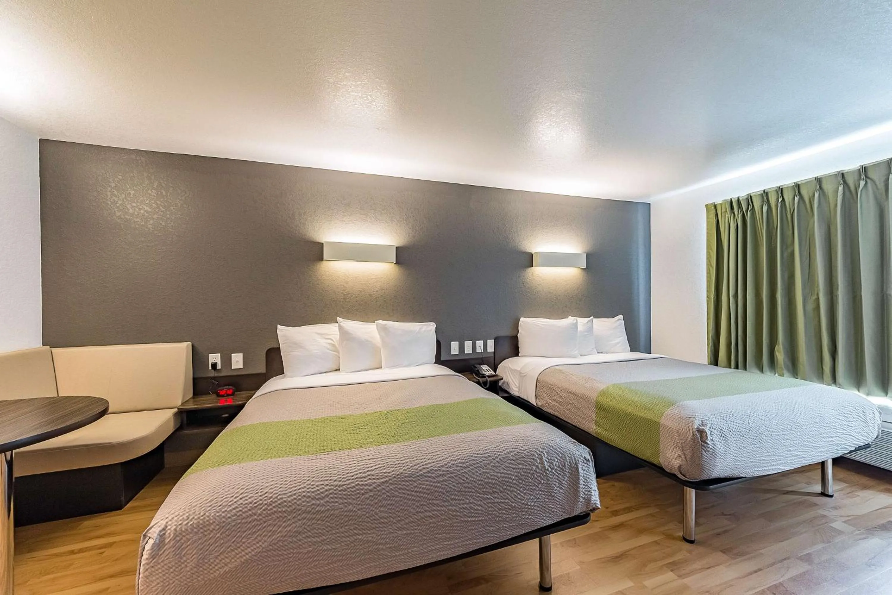 Photo of the whole room, Bed in Studio 6 New Braunfels, Tx