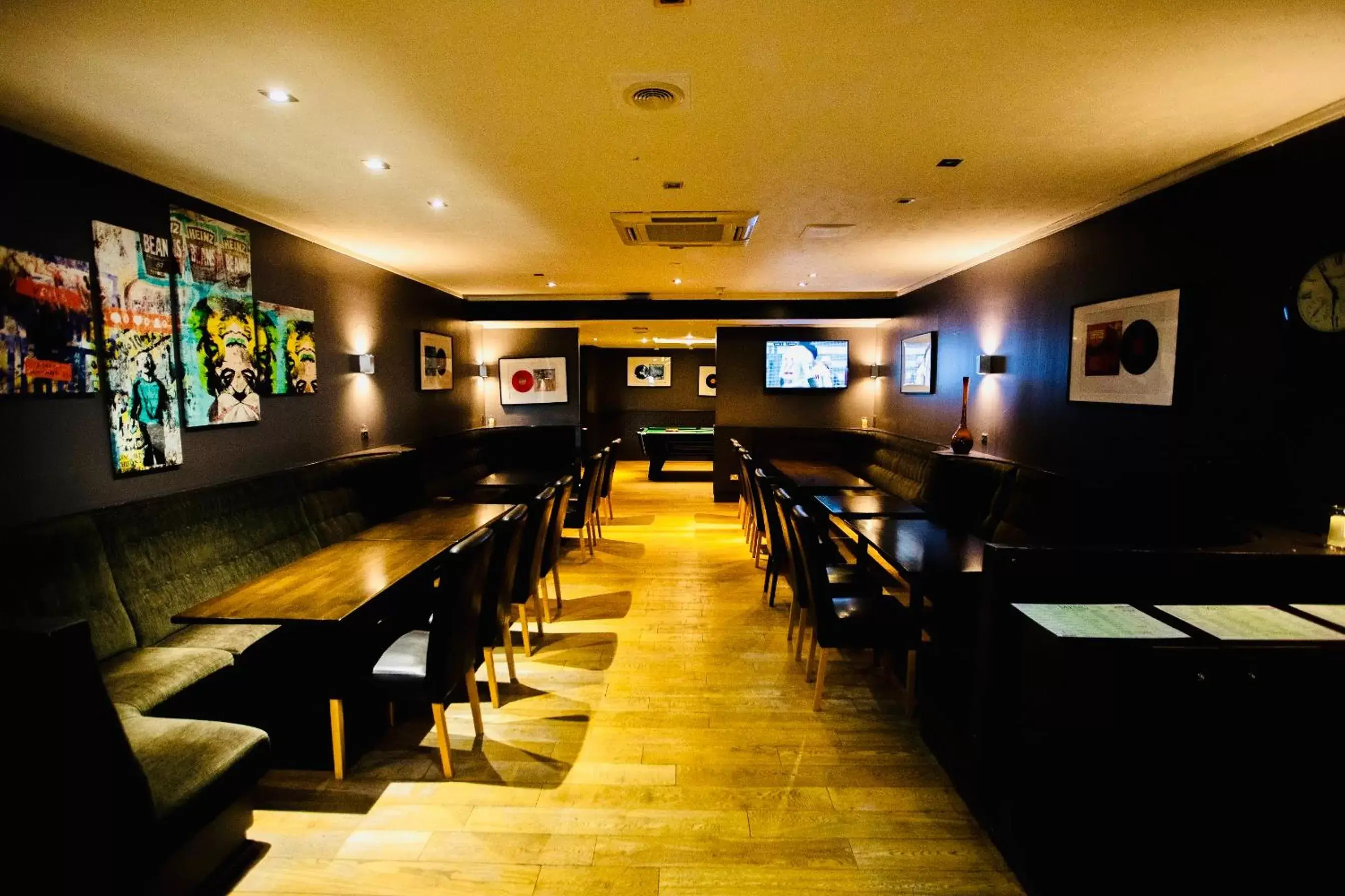Lounge or bar, Restaurant/Places to Eat in The Lovat Hotel