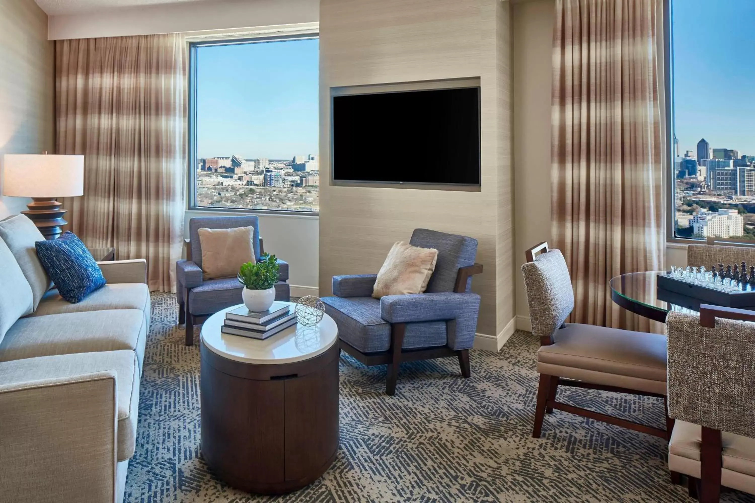 Living room, Seating Area in Renaissance Dallas Hotel