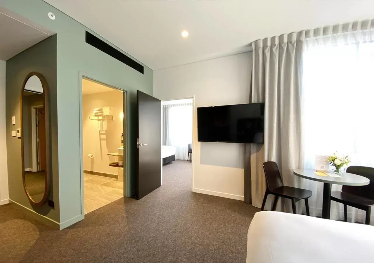 Bedroom, TV/Entertainment Center in Sudima Queenstown Five Mile