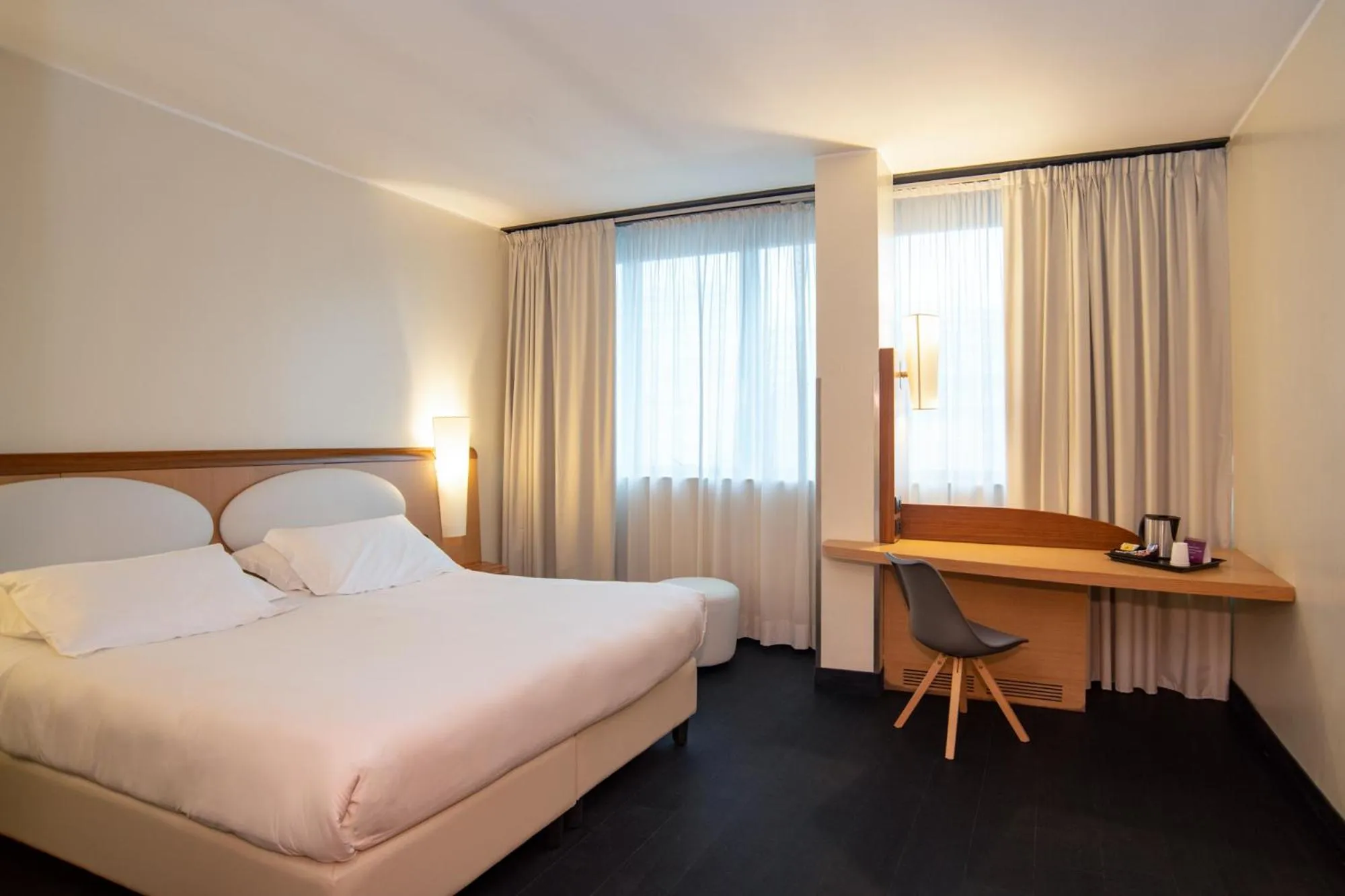 Photo of the whole room, Bed in Mercure Roma West