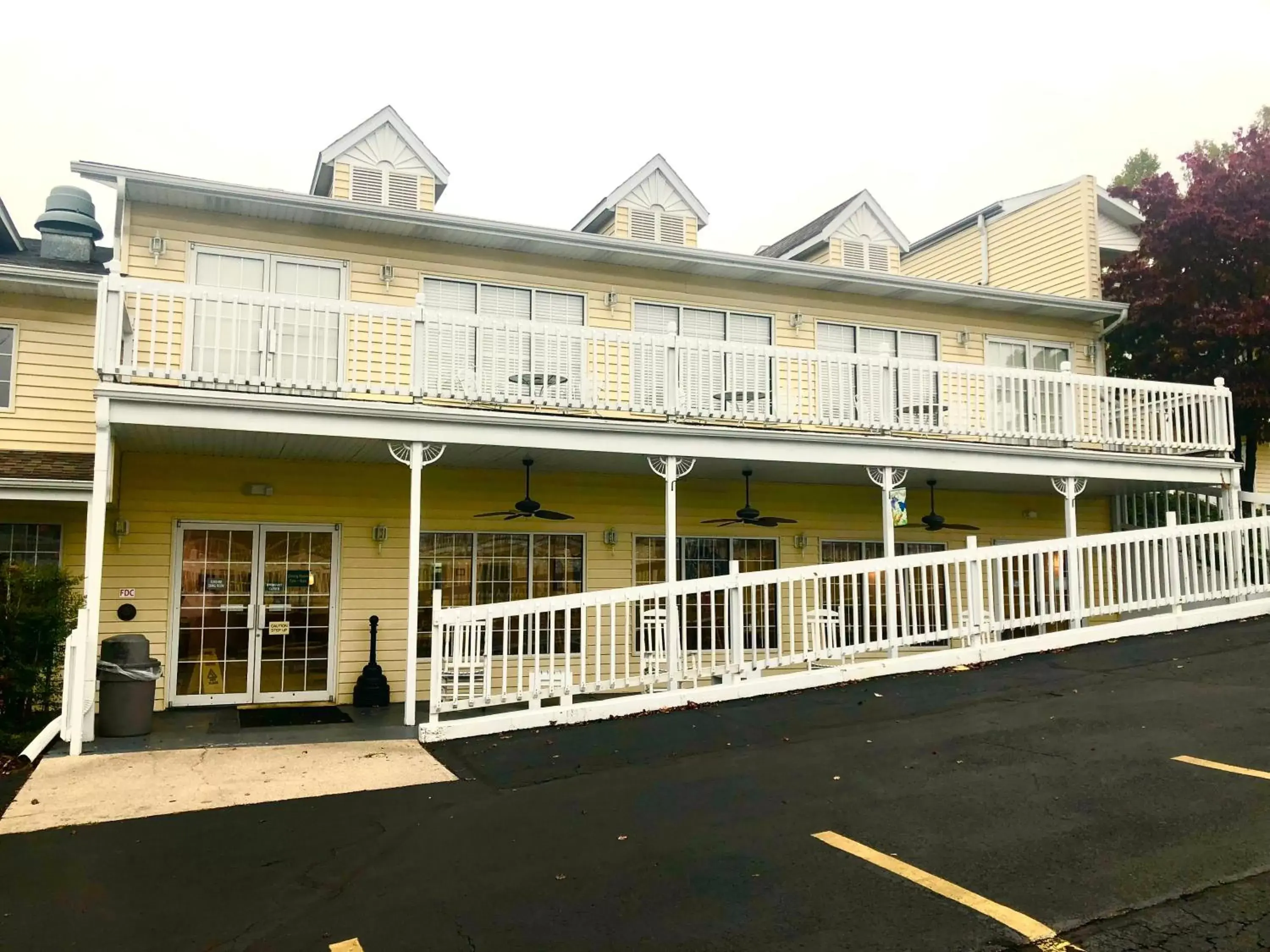 Food and drinks, Property Building in Honeysuckle Inn & Conference Center