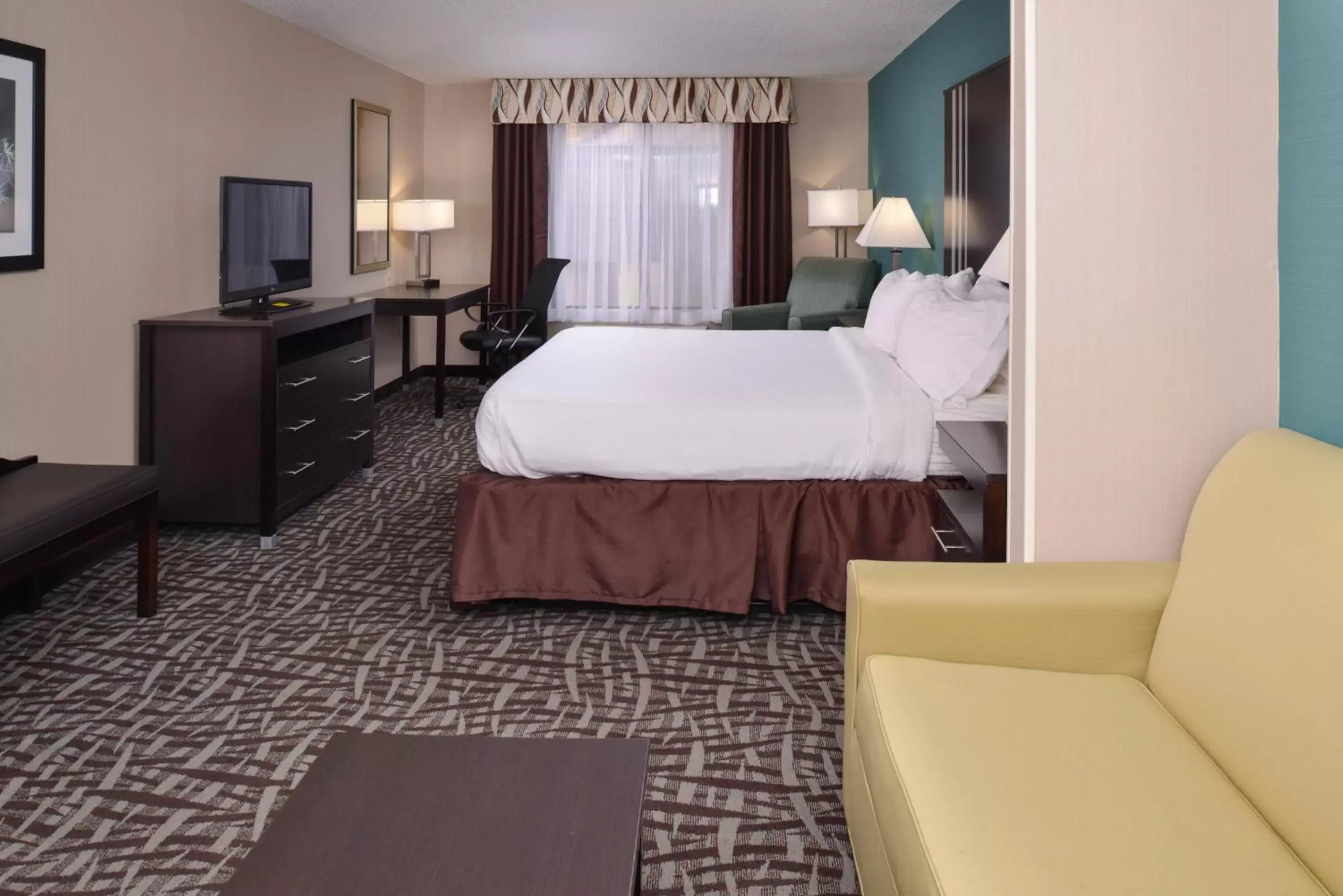 Photo of the whole room, Bed in Holiday Inn Express Hotel & Suites Youngstown - North Lima/Boardman, an IHG Hotel